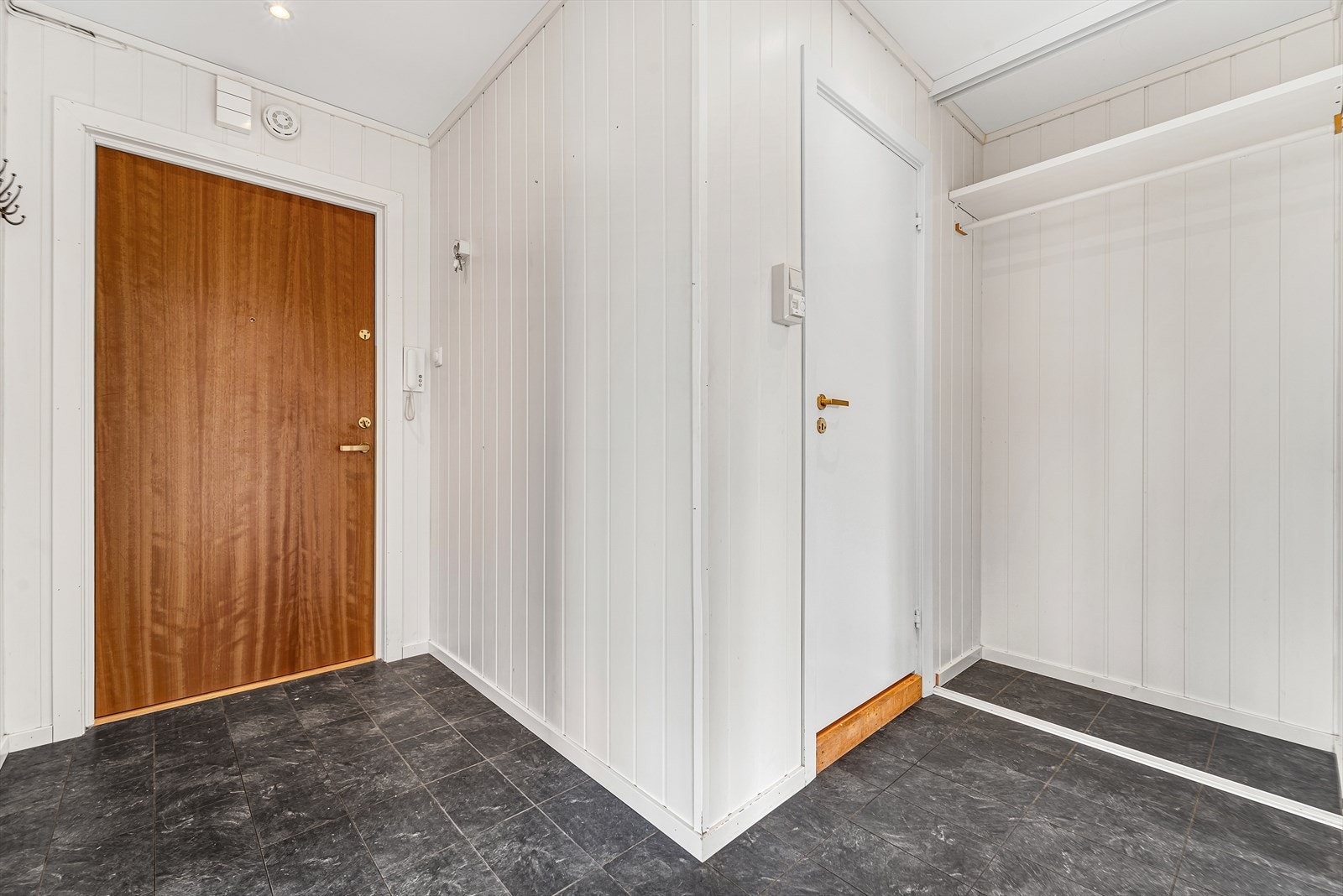 Praktisk nisje for oppheng av yttertøy ved inngangspartiet og rom for å sette inn garderobe. Med leiligheten følger det også 2 stk bodplasser. Galleribilde