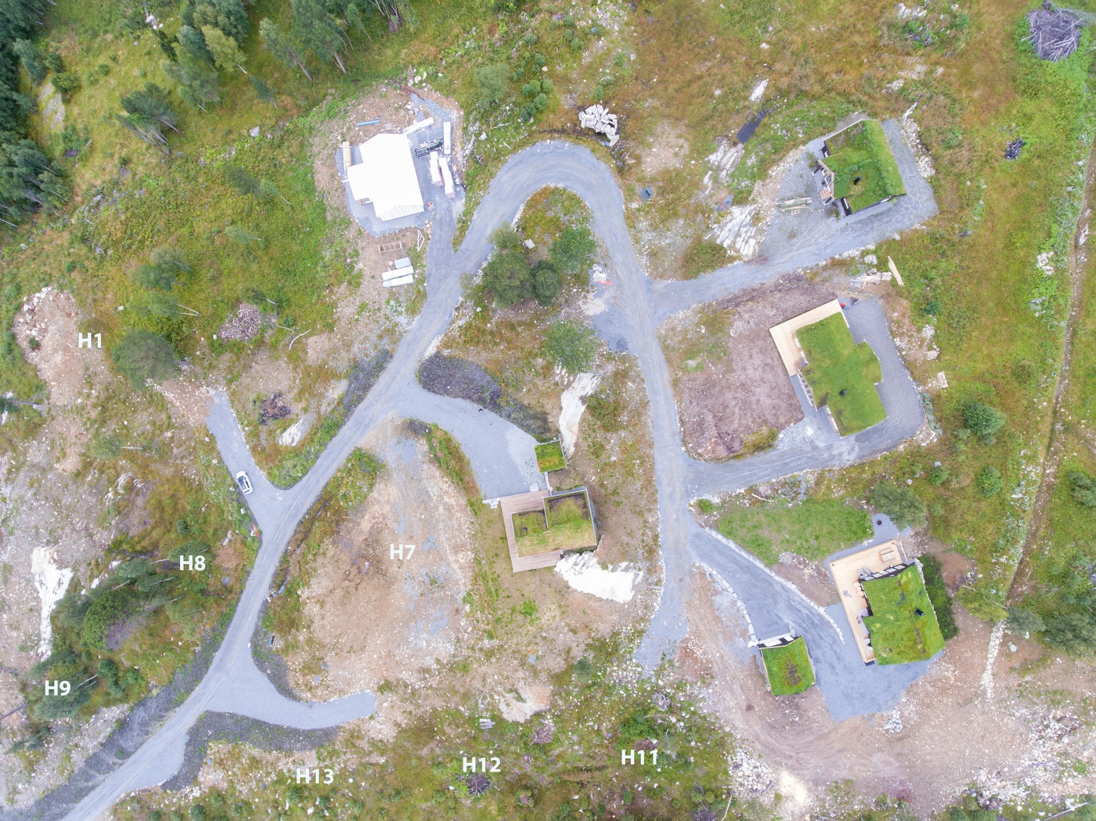 Det er lagt strømkabler og fiber (Vitnett AS) inn til hver tomt. Galleribilde