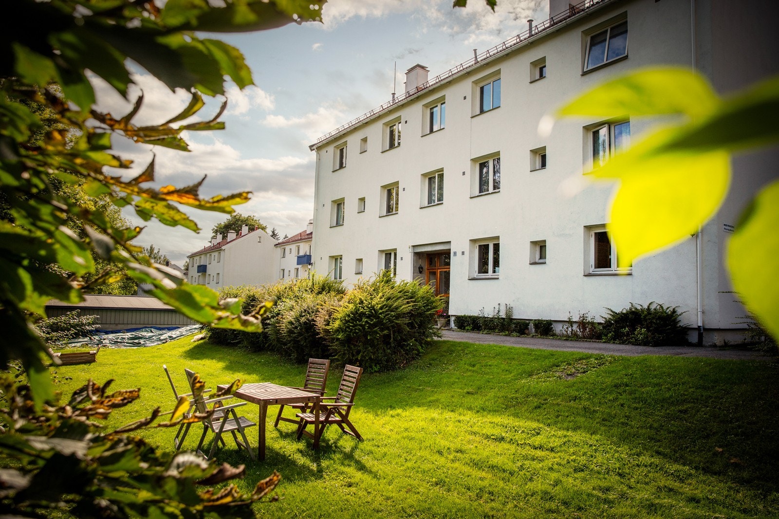 Til eiendommen hører en stor gressplen i front til felles glede for sameiets beboere Galleribilde