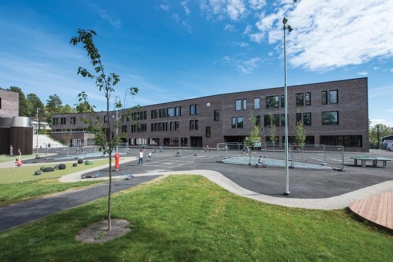 Holmen skole ligger innen kort gangavstand Galleribilde