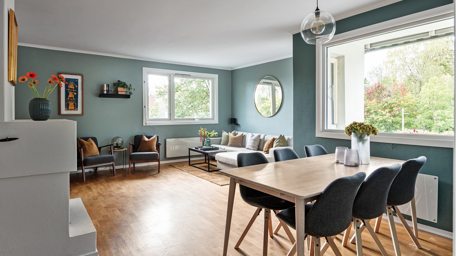 Stor og lys stue med vinduer på 3 sider Galleribilde