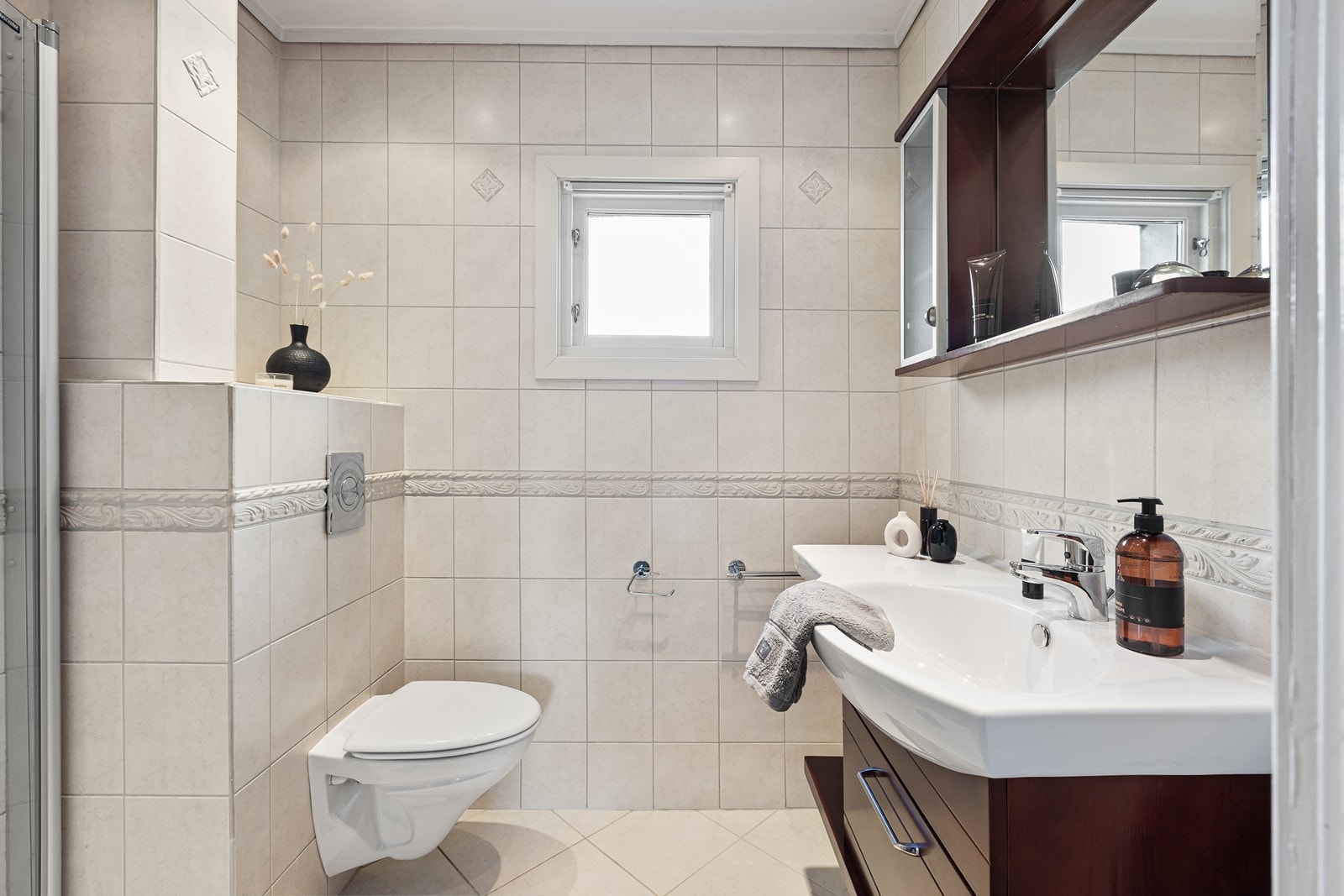 Dusjbad / WC. Badet ble pusset opp i 2005 Galleribilde
