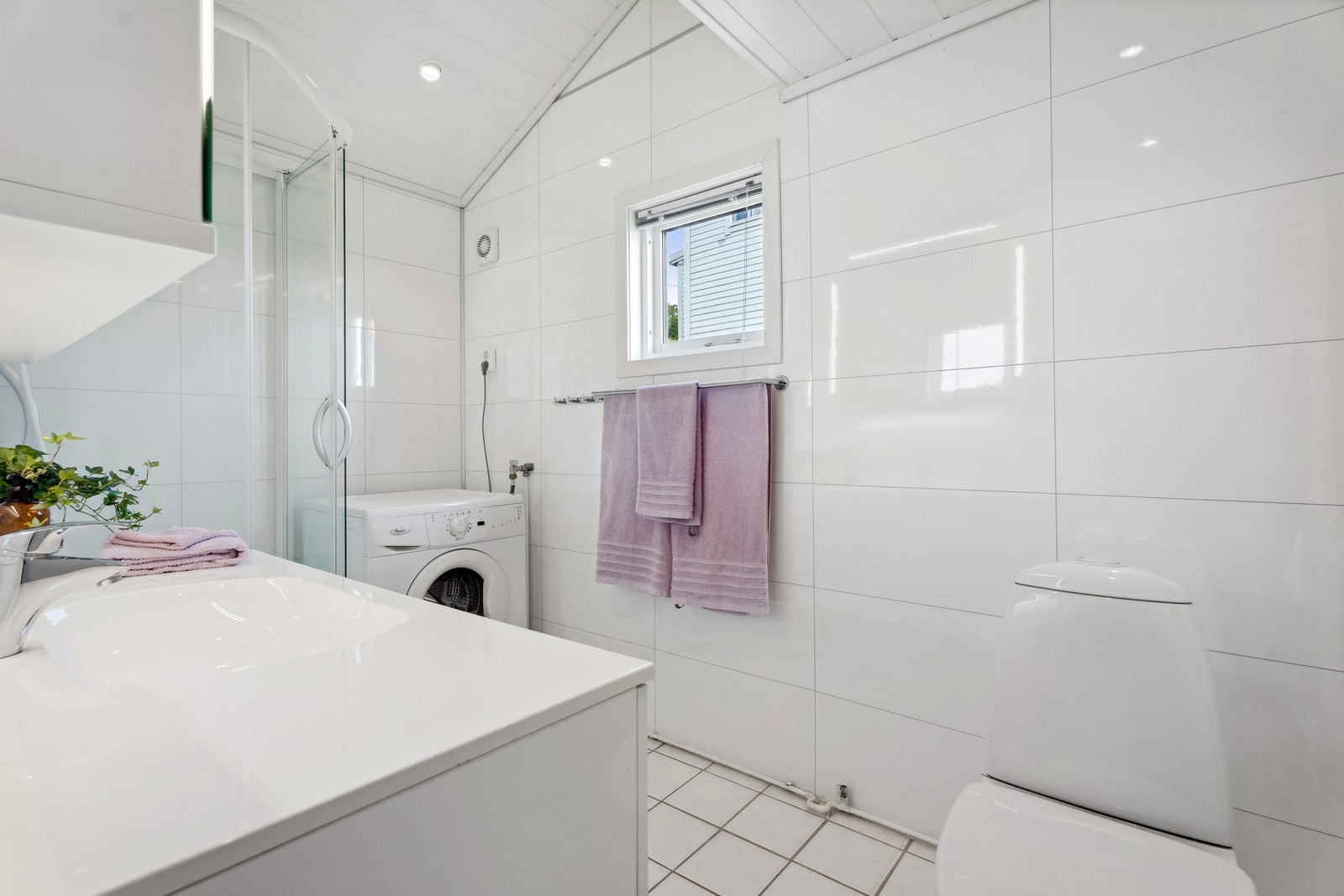 Baderom med varmekabler i gulv. Opplegg for vaskemaskin. Galleribilde