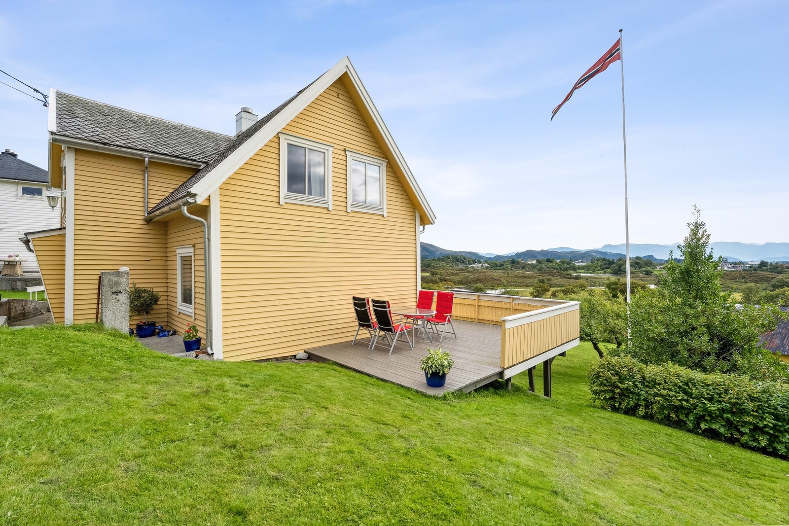 Eiendommen består av bolighus, utebod og anneks. Galleribilde