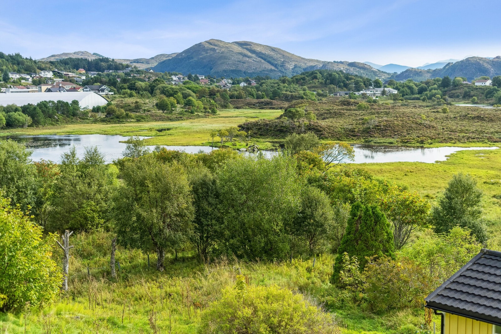 Fantastisk utsikt over Myklebustvannet og de nærtliggende fjellene. Området yrer av dyreliv - både fugler og hjort. Galleribilde