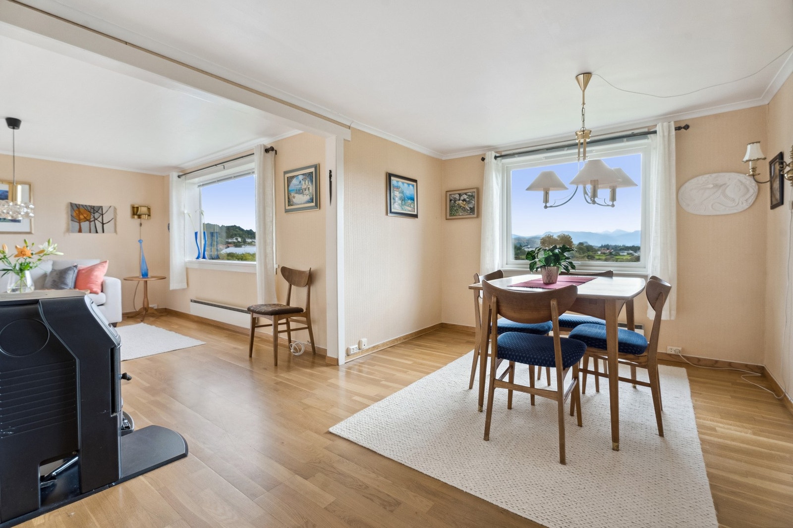 Det er god plass til både spisebord og sofagruppe i stuen. Galleribilde