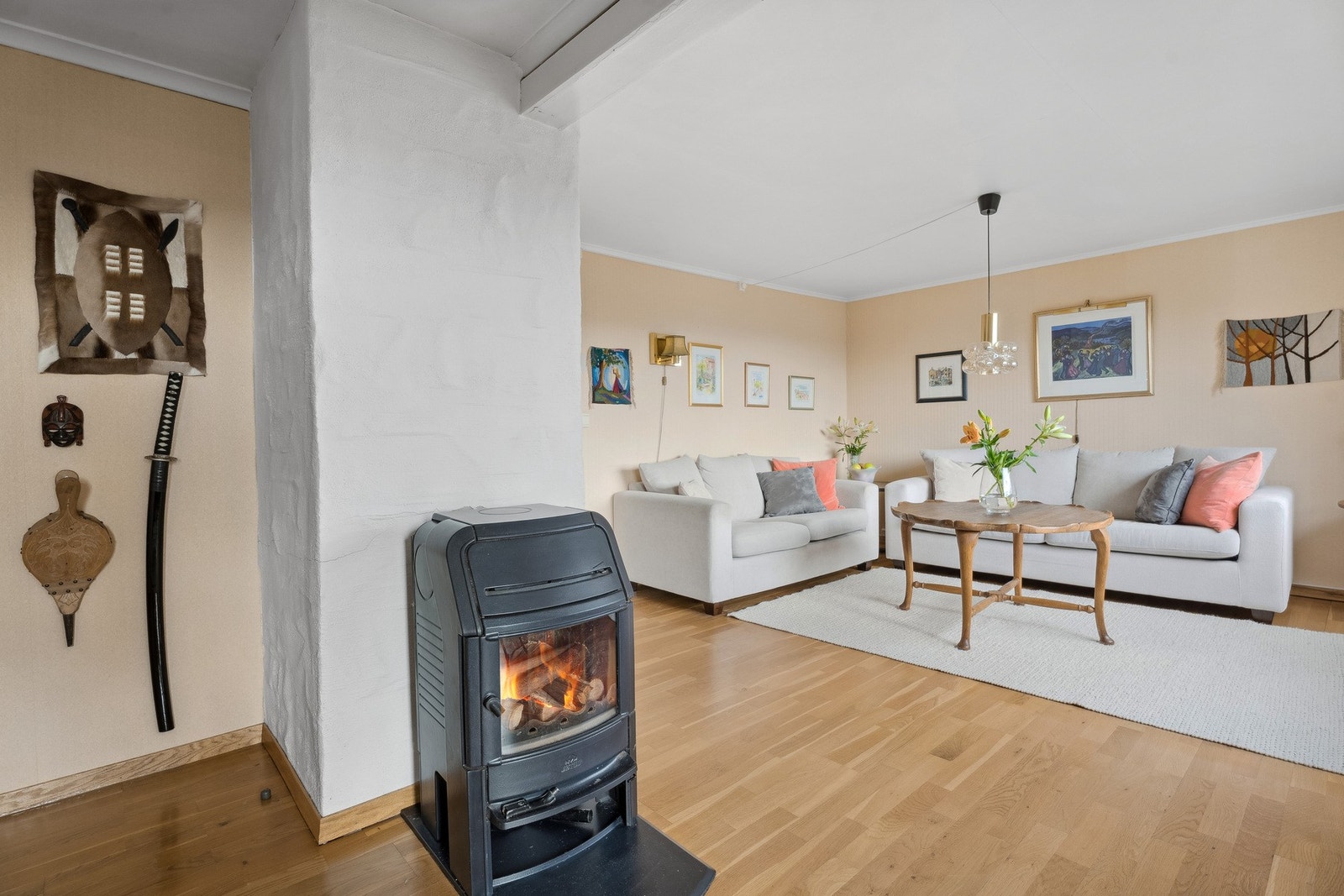 Vedovn i stue som bidrar til ekstra hygge og varme på kalde vinterkvelder. Galleribilde