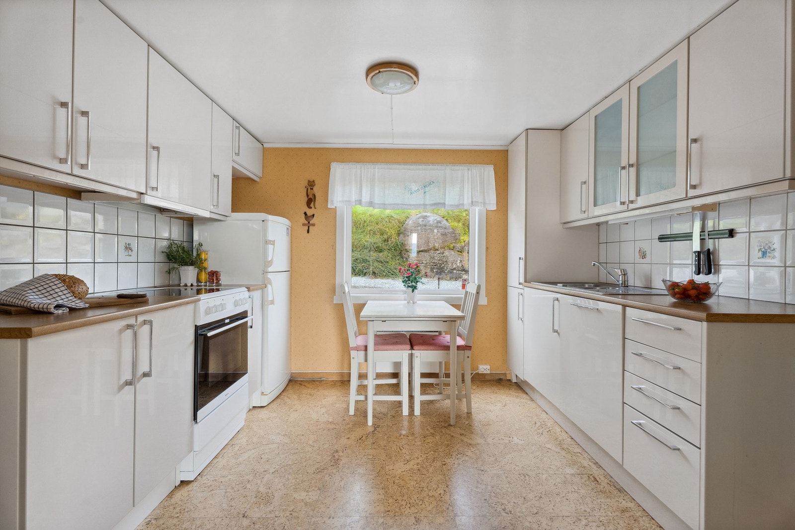 Kjøkkenet er utstyrt med mye oppbevaring- og benleplass. Hvitevarer kan medfølge handelen etter egen avtale med selger. Galleribilde