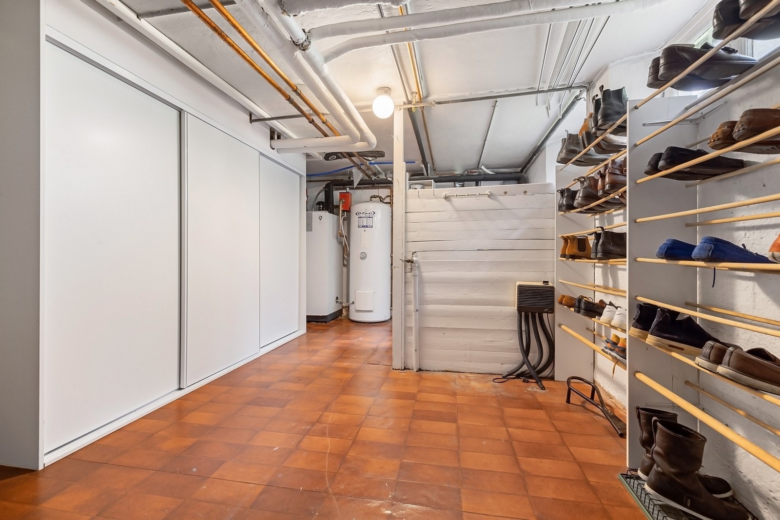 En av flere boder i huset. Det er god lagringskapasitet. Her ser man mot teknisk rom med jordvarmeanlegg og varmtvannstanker Galleribilde