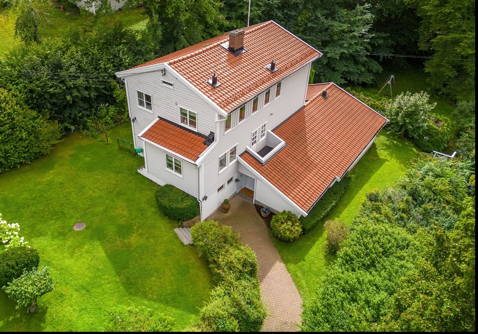 Dette er en stor, klassisk arkitekttegnet villa i nydelige grønne omgivelser. Galleribilde