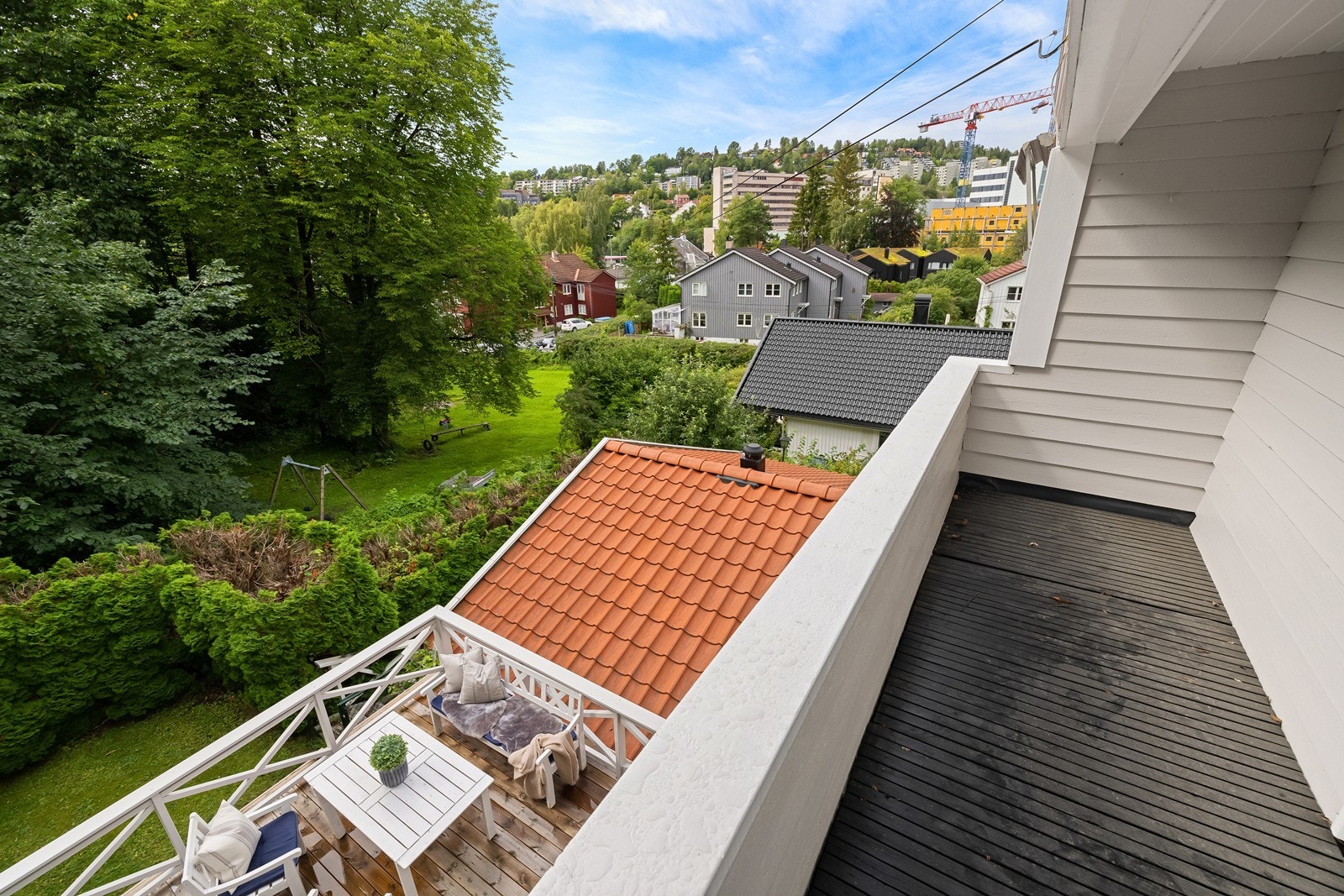 Balkong ut fra det ene soverommet, her ser man ned på friområdet med lekeplass Galleribilde