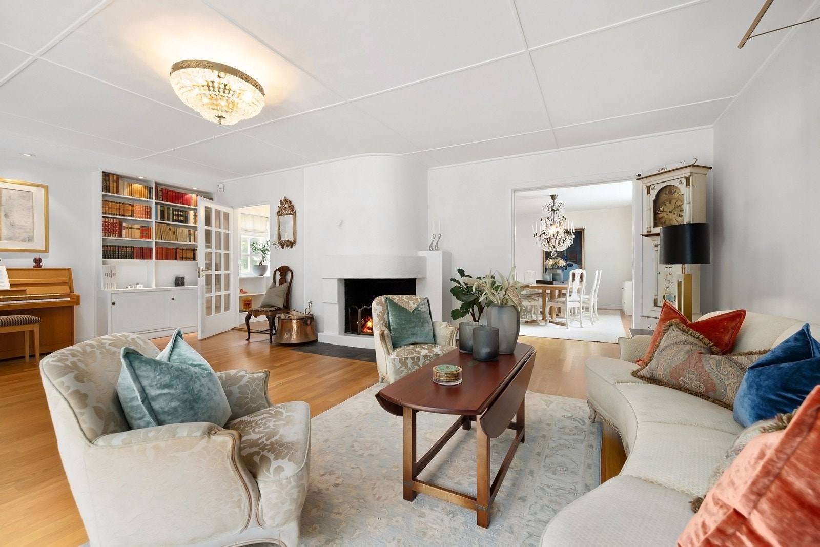 Hyggelig stue med peis Galleribilde