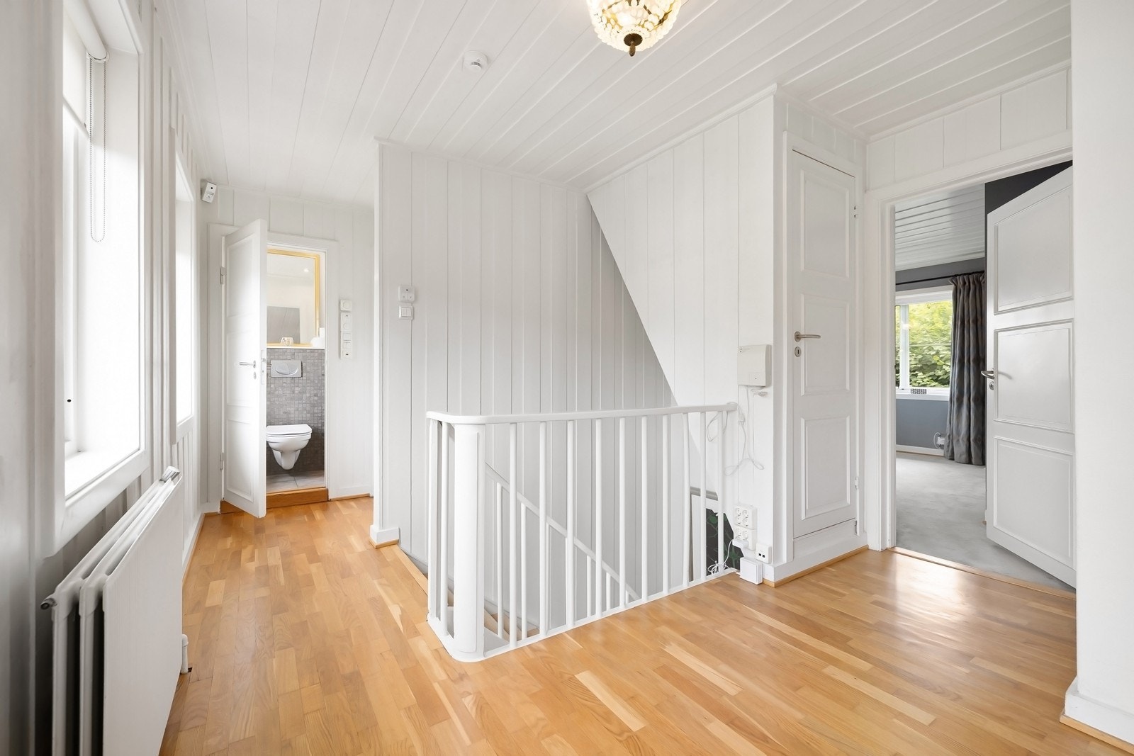 Soveromsgang med dør / trapp opp til loft Galleribilde