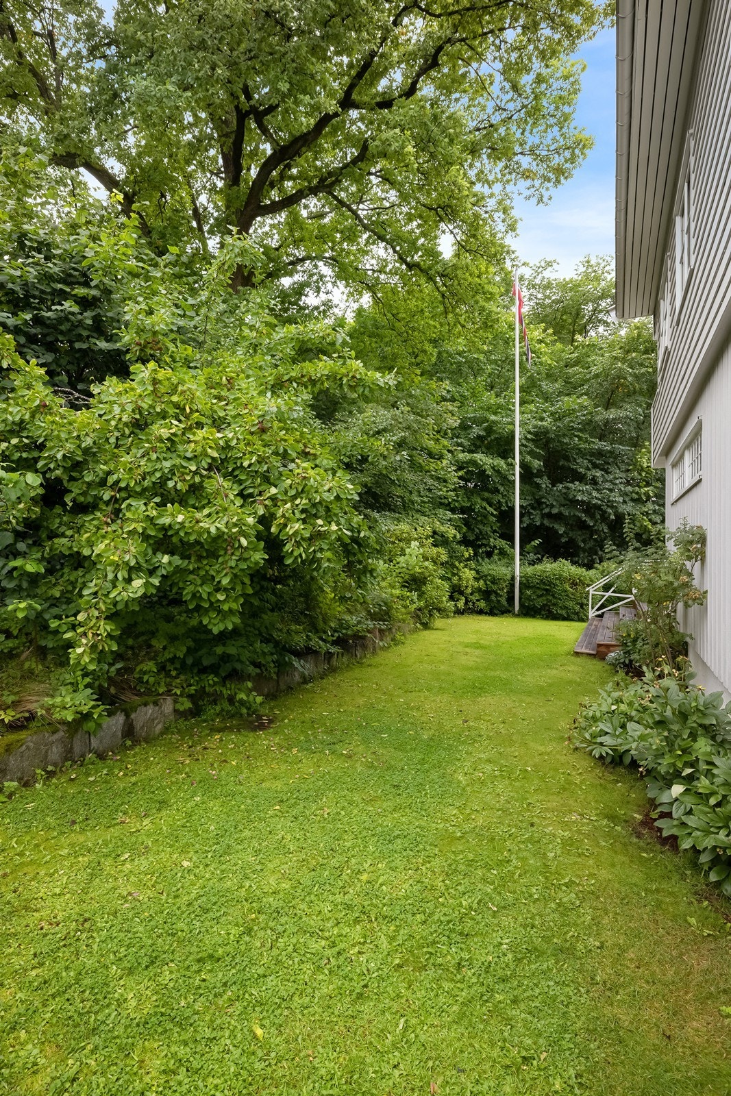 Hagen går rundt huset og er meget barnevennlig Galleribilde