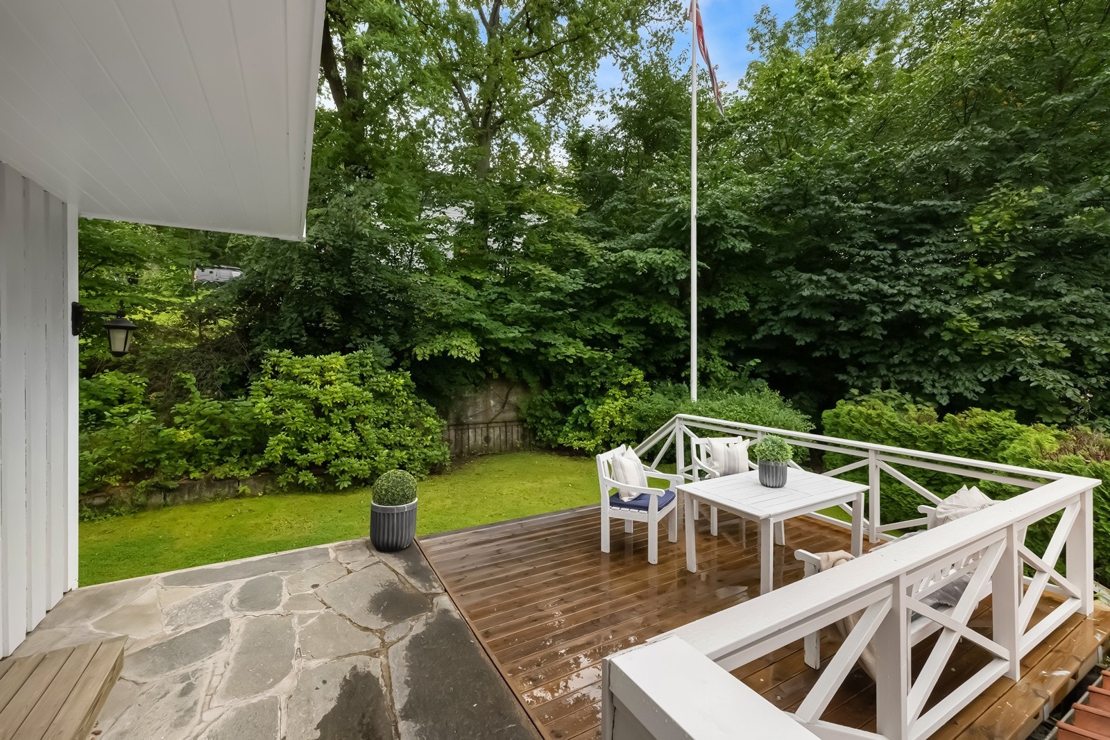 terrasse og hage med flaggstang Galleribilde