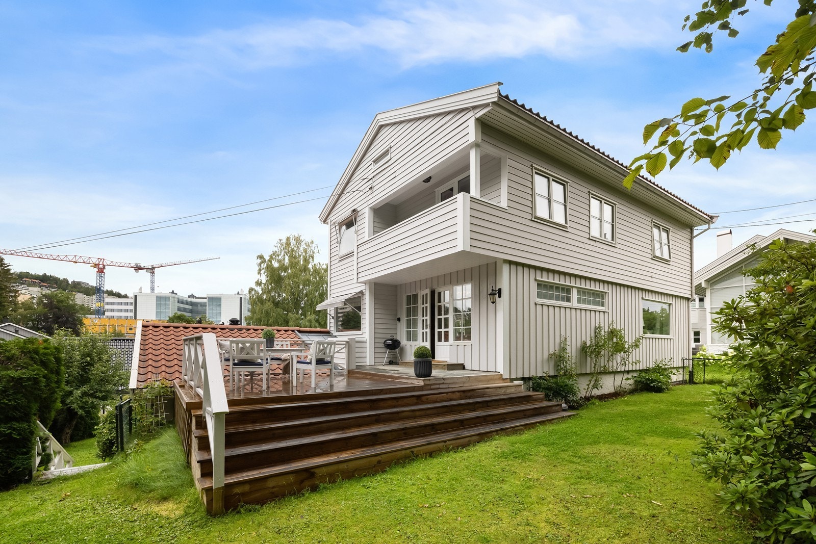 Fra stuen er det utgang til terrasseplatting og videre ut til hage Galleribilde