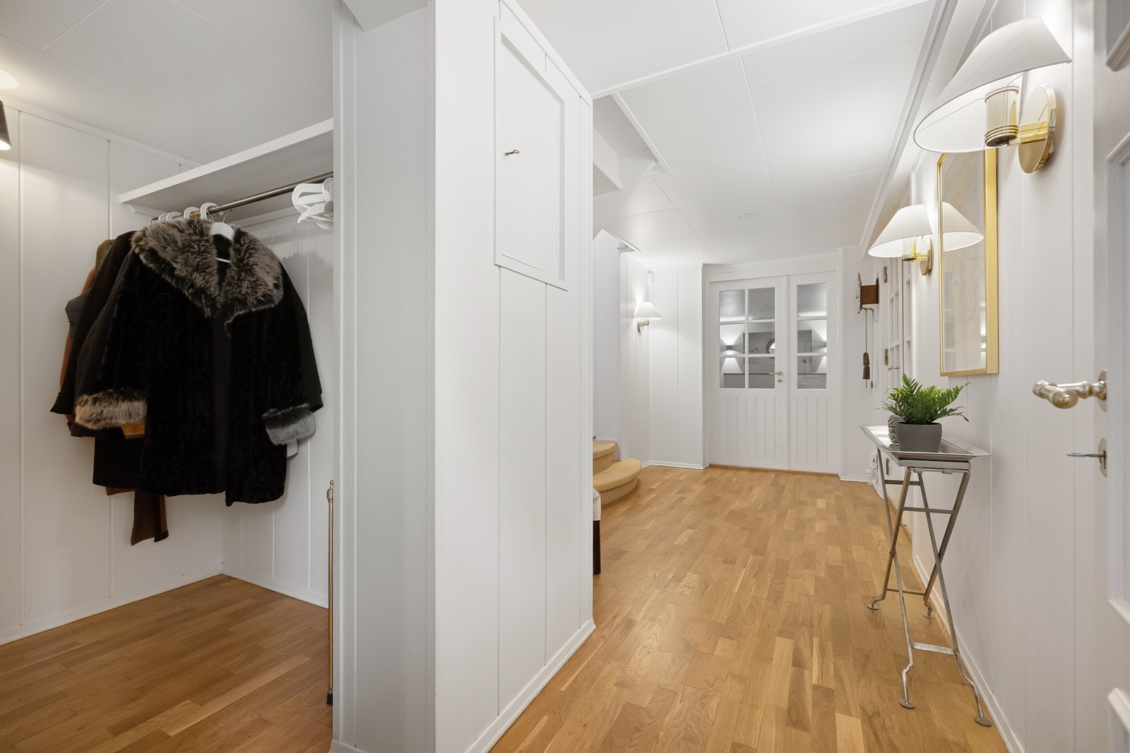 Inngangsparti med garderoberom og diverse boder Galleribilde