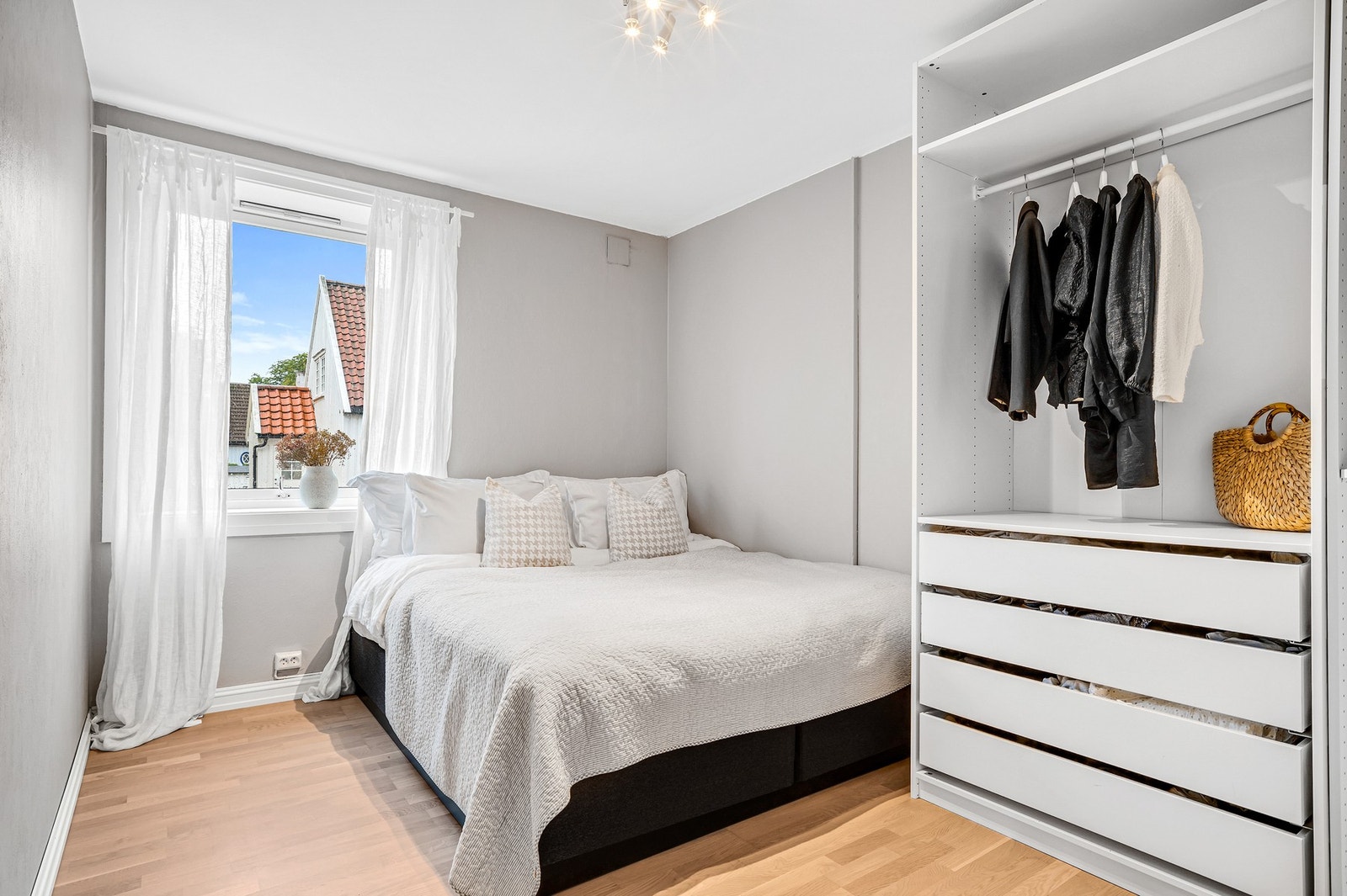 Soverommet har plass til dobbeltseng, nattbord og garderobeskapsløsning Galleribilde