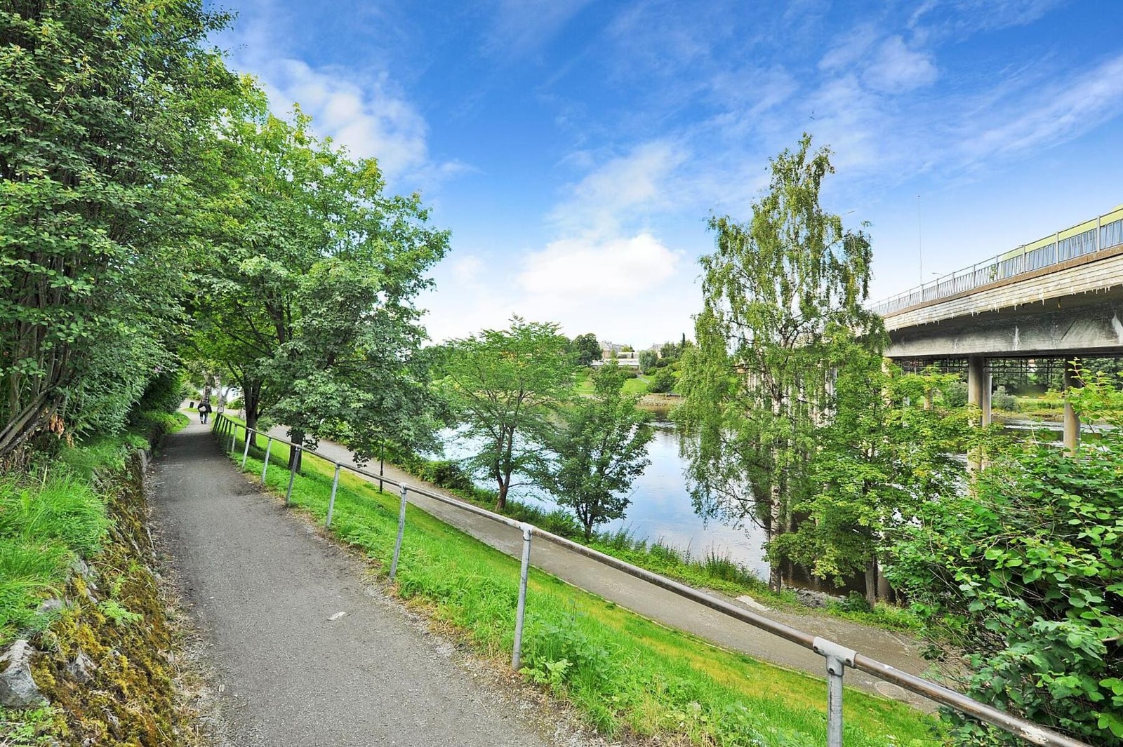 For rolig søndagsvandring kan du benytte deg av en velholdt tursti langs Nidelven, som knytter Øya med Bakklandet. Galleribilde