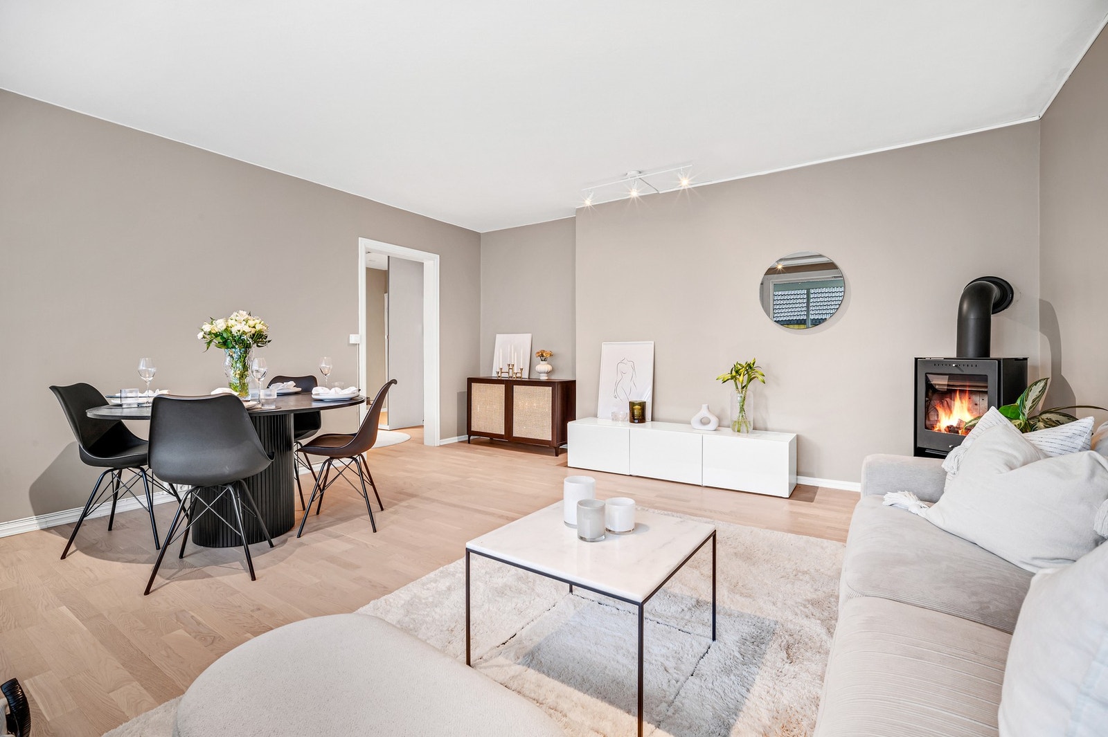 Stuen er på ca. 22,2 m² Galleribilde