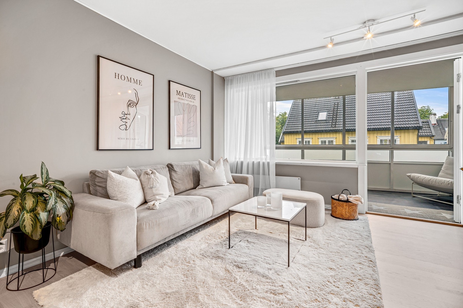 Stuen er romslig av størrelse som gir gode møbleringsmuligheter Galleribilde