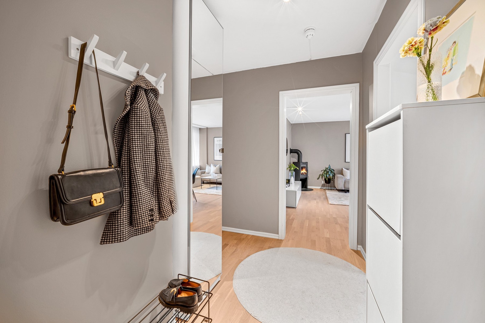 Entré med plass til å henge fra seg yttertøy og sko Galleribilde