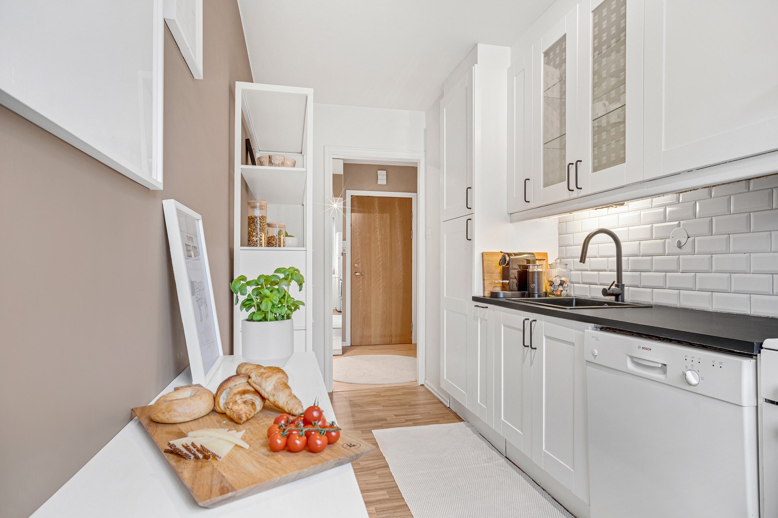 Kjøkkenet er pent og tidløst Galleribilde