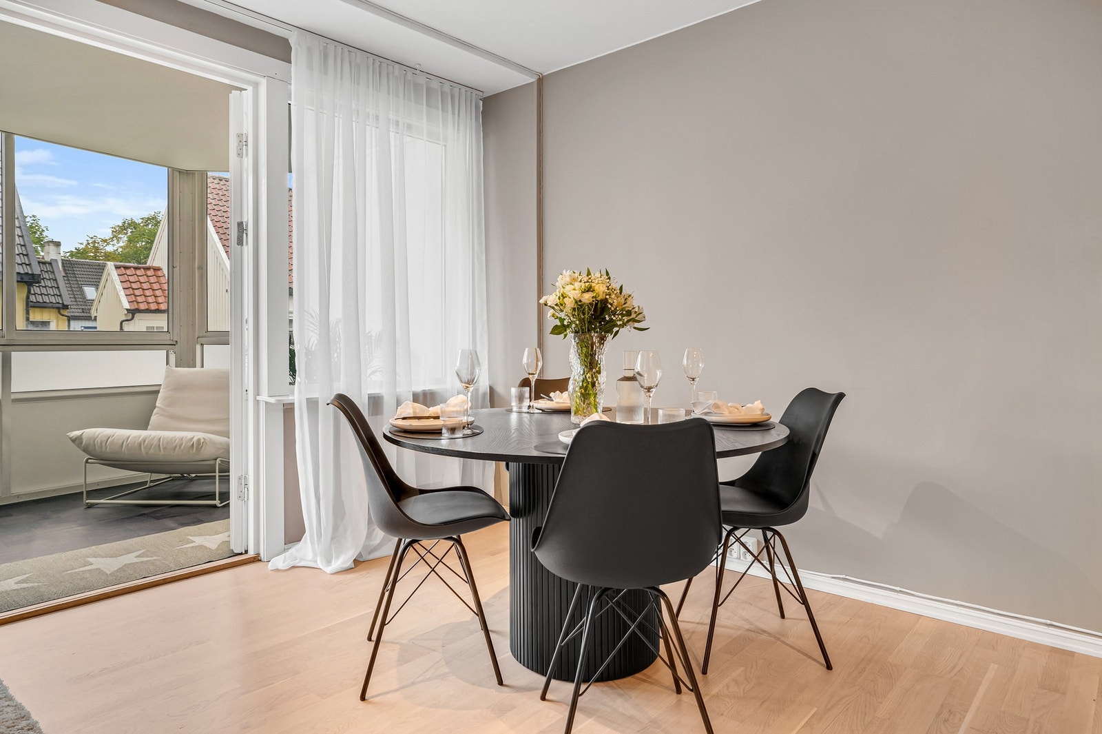 Fra stuen har du utgang til innglasset balkong Galleribilde