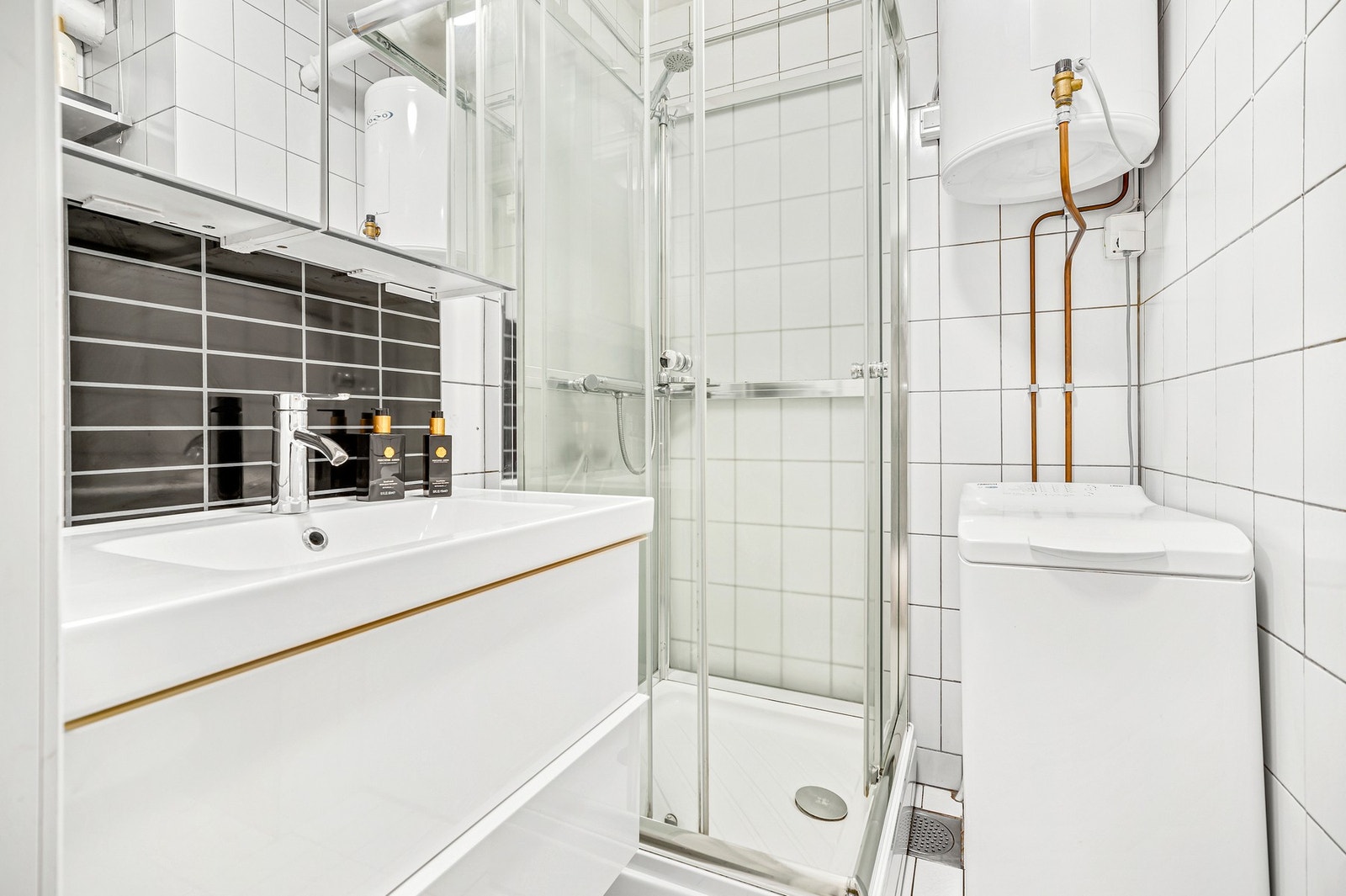 Badet er arealeffektivt og har opplegg for vaskemaskin Galleribilde