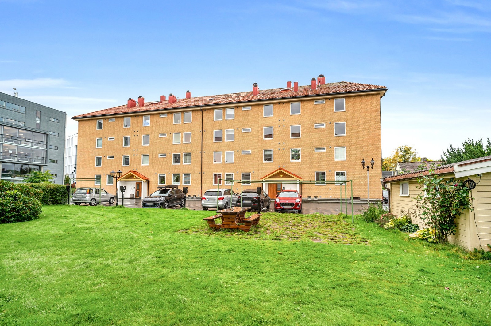 Fasade av framsiden. Borettslaget har fine fellesarealer som beboerne kan bruke. Mulighet for parkering utenfor boligen som må søkes til styret Galleribilde