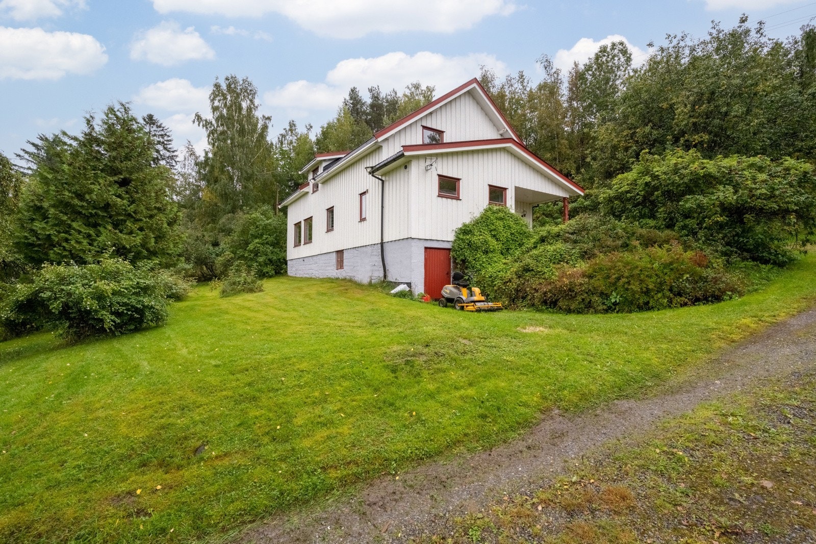 Tun rundt bygningene med plen og beplantning Galleribilde