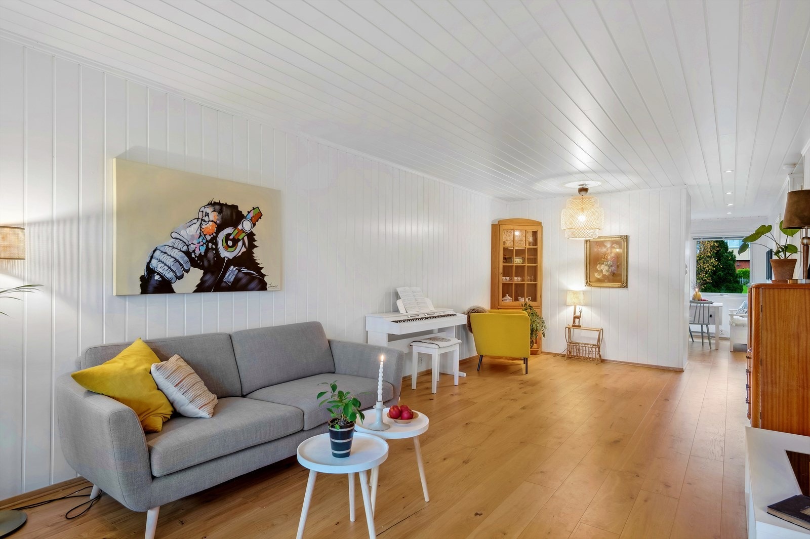 Stuen har en møbleringsvennlig utforming med god plass til sofa og tilhørende møblement Galleribilde