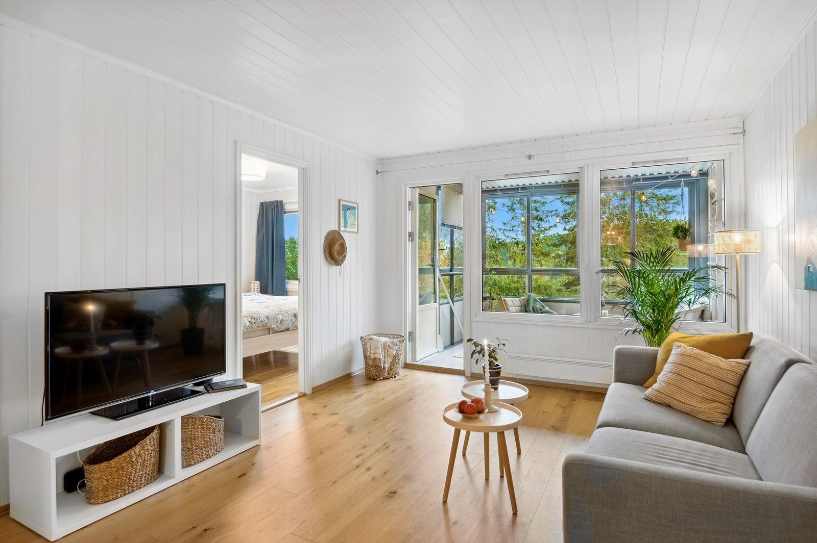 Stuen har vinduer vendt mot sør, hvor du for øvrig også finner utgang til en innglasset balkong på ca. 8m² Galleribilde