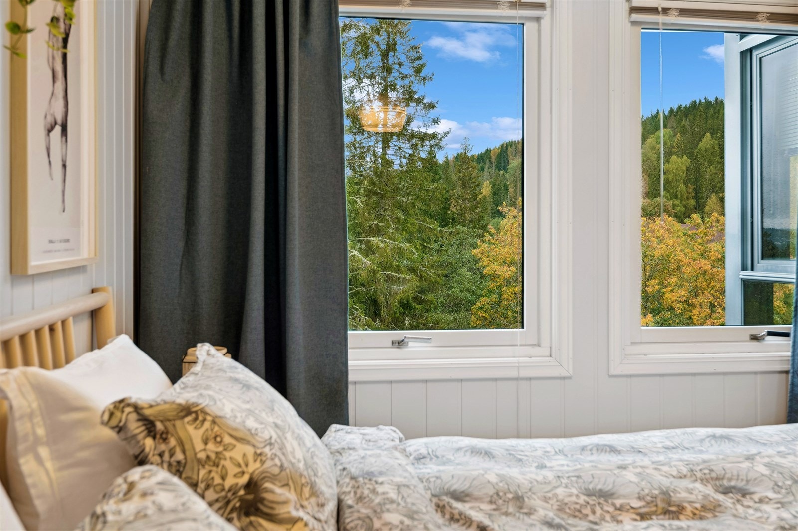 Rommet har utsikt til marka og er utstyrt med stor garderobe Galleribilde