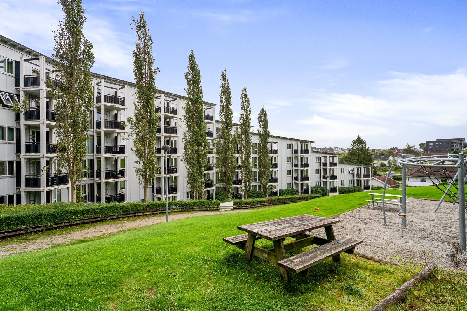 Det er flotte opparbeidet uteområder med plen, lekeplass og benker. Galleribilde
