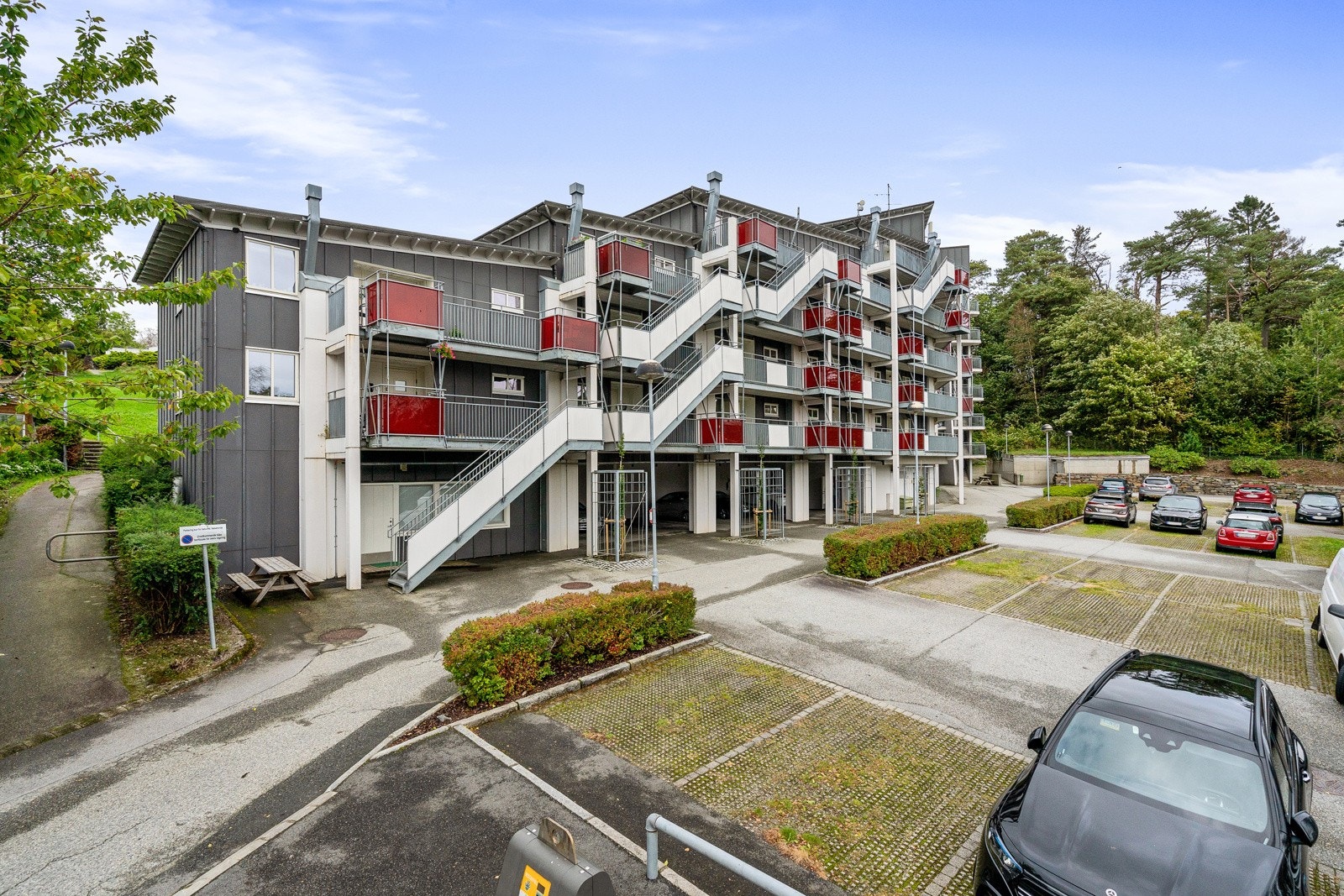 Det er felles parkeringsplass like utenfor leiligheten. Galleribilde