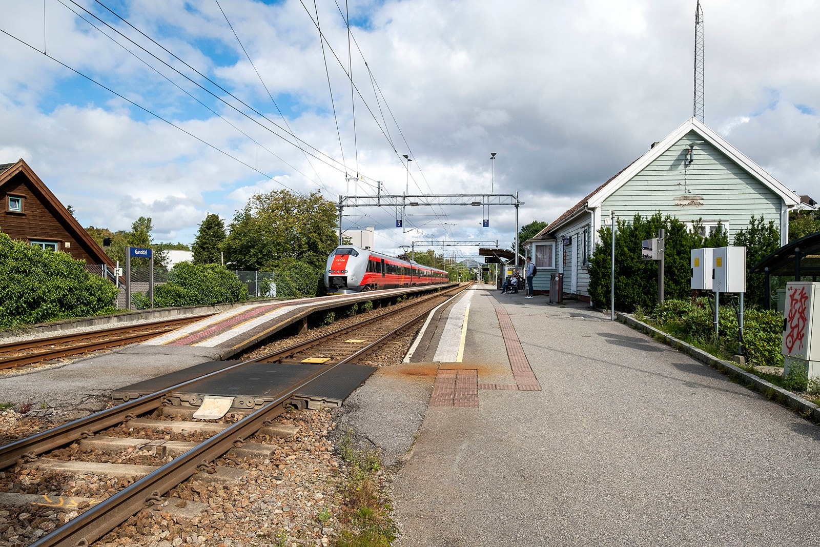 Med en svært effektiv offentlig transportforbindelse, vil du sette pris på at boligen ligger like ved et busstopp, samt innen gangavstand til togstasjonen. Galleribilde