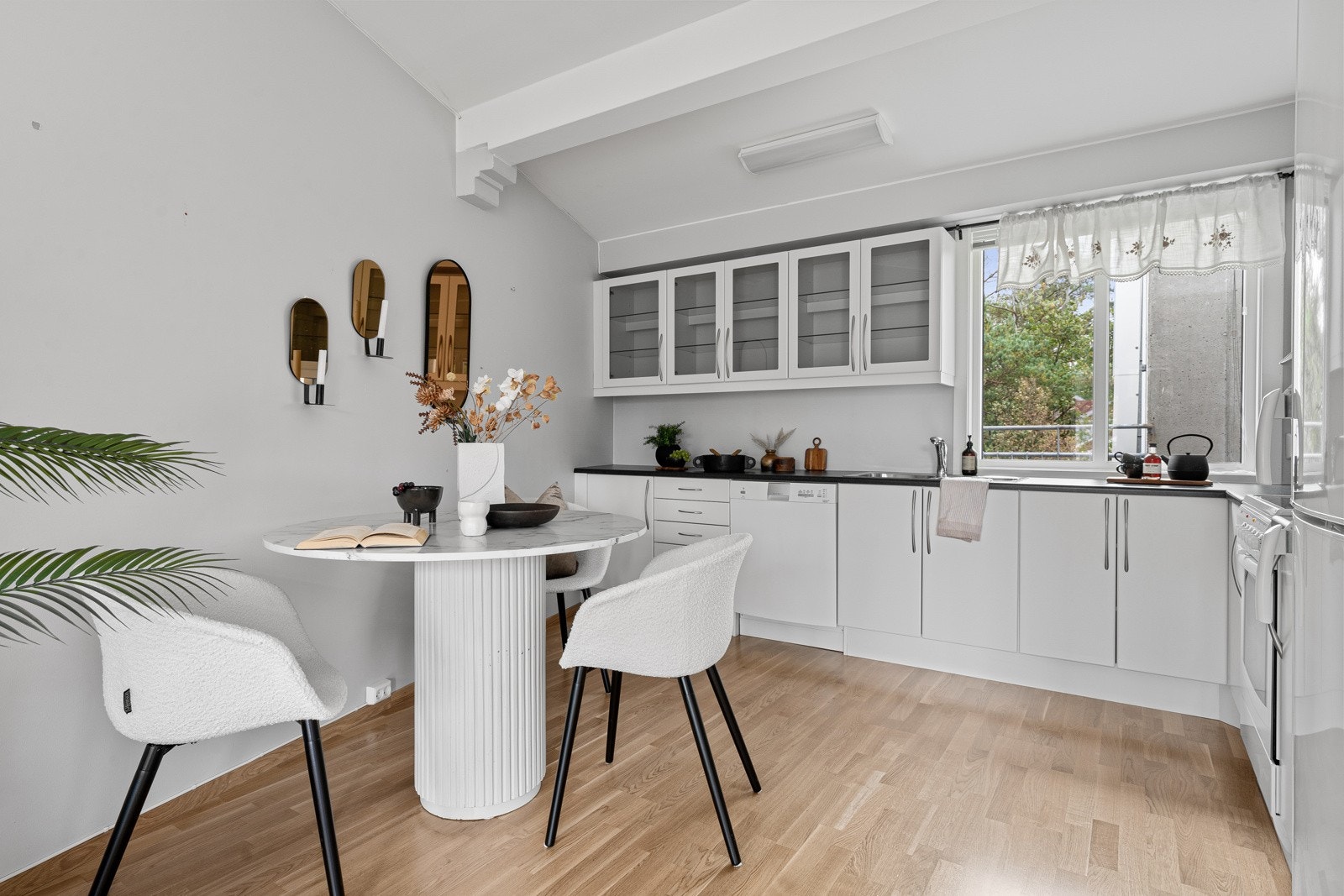 Det er god plass til spisebord like ved kjøkkenet. Galleribilde
