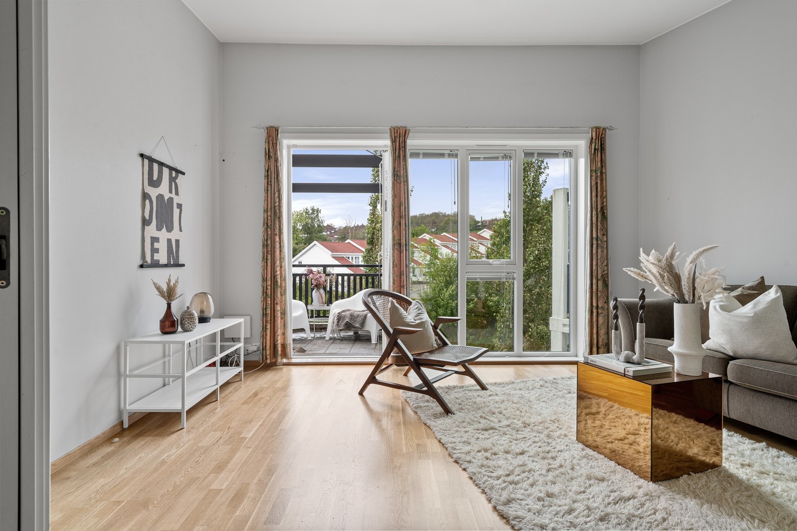 Stuen har lyse vegger og parkett på gulv. Galleribilde