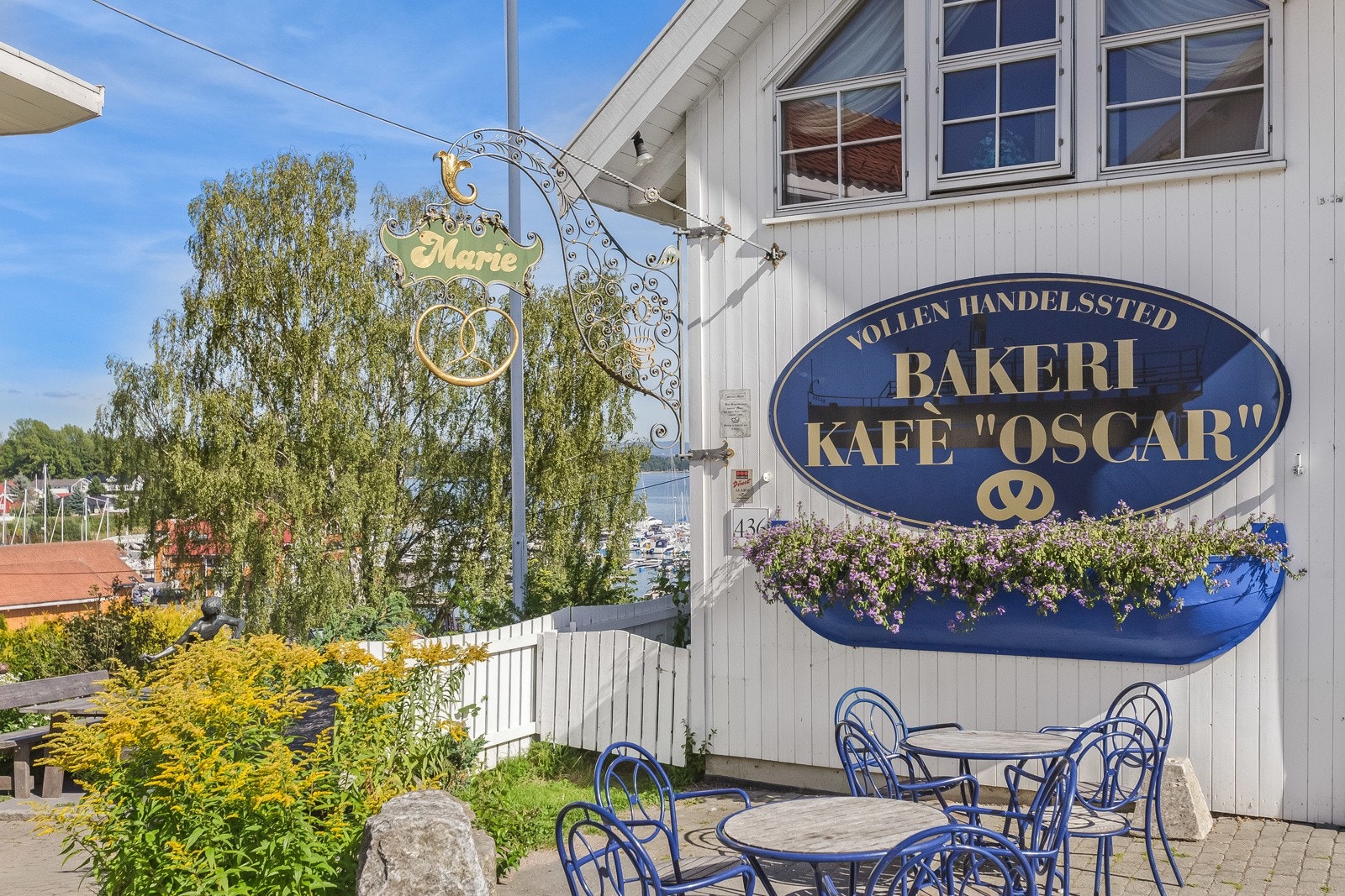 Fra eiendommen er det kort gangavstand til Vollen sentrum med bl.a. flere serveringsmuligheter slik som Vollen bakeri, restaurant på bryggekanten, Little England Tea Rooms med engelsk mat og Eléa med bl.a. hjemmelagde greske delikatesser Galleribilde