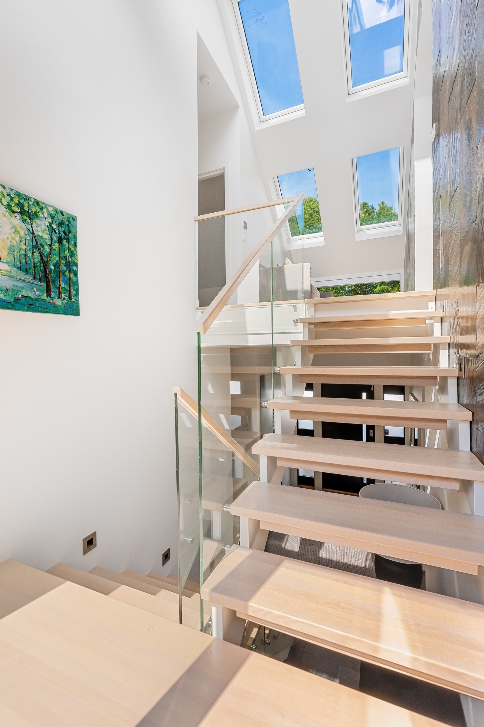 2. etasjen har adkomst via Stryntrapp med trappetrinnsbelysning opp fra entréen Galleribilde