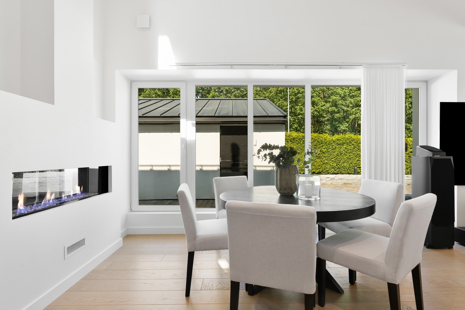 Peisen er fyrt med gass og er smart plassert i hjørnet slik at den kan nytes fra store deler av stuerommet Galleribilde