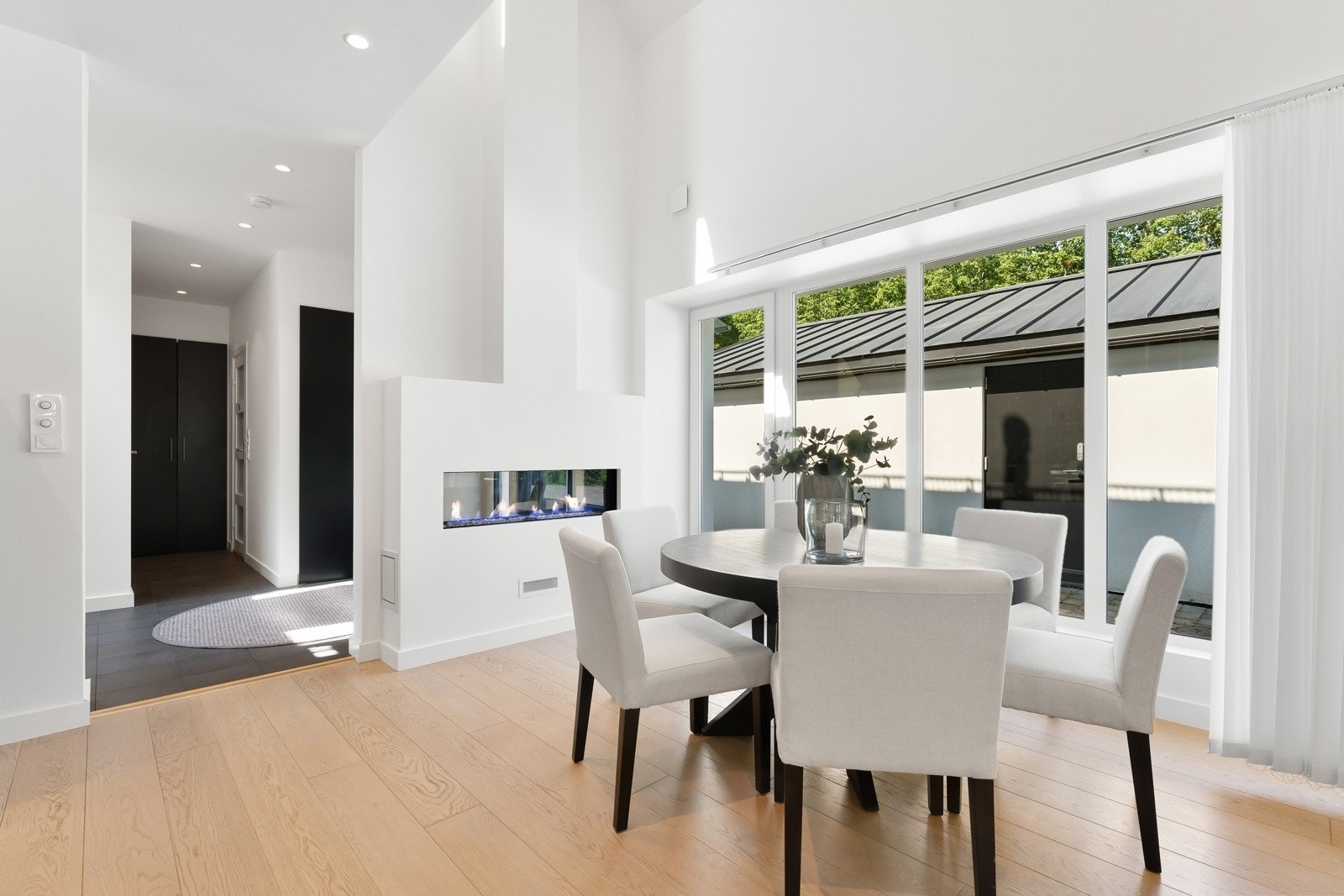 I tillegg til å by på peiskos er dette en behagelig ekstra varmekilde på de kaldeste dagene - Peisen er utstyrt med variabel temperaturkontroll med flere brennere Galleribilde