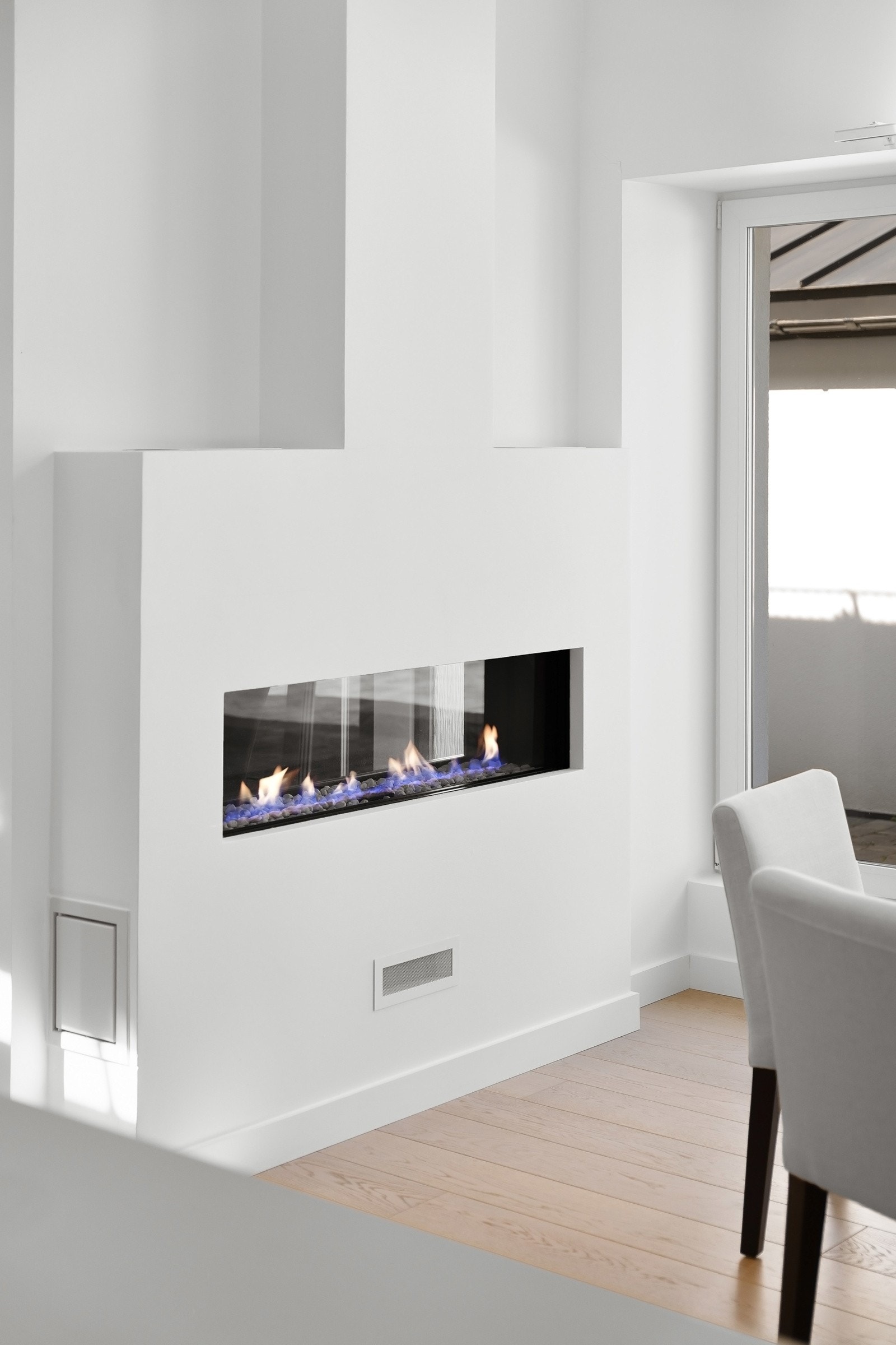 Her er peiskosen et tastetrykk unna - Peisen vender ut mot stue og entré Galleribilde