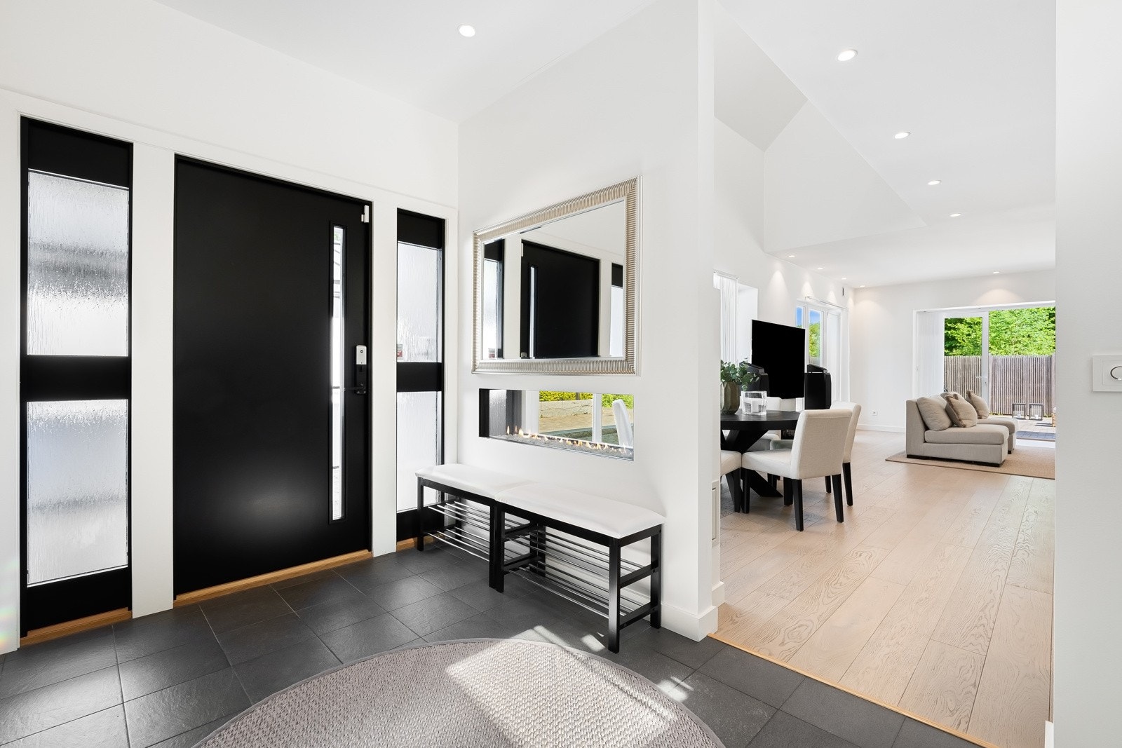 Inne i boligen blir man møtt av en romslig entré med videre adkomst til stue/kjøkken, vaskerom, bad og 2. etasje via trapp Galleribilde