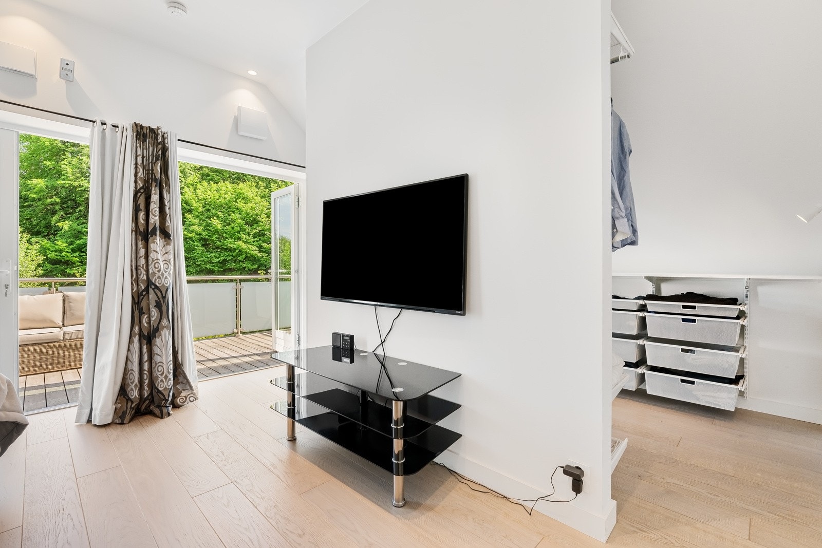 Her er det rikelig med plass til dobbeltseng med nattbord, sminkebord med mer Galleribilde