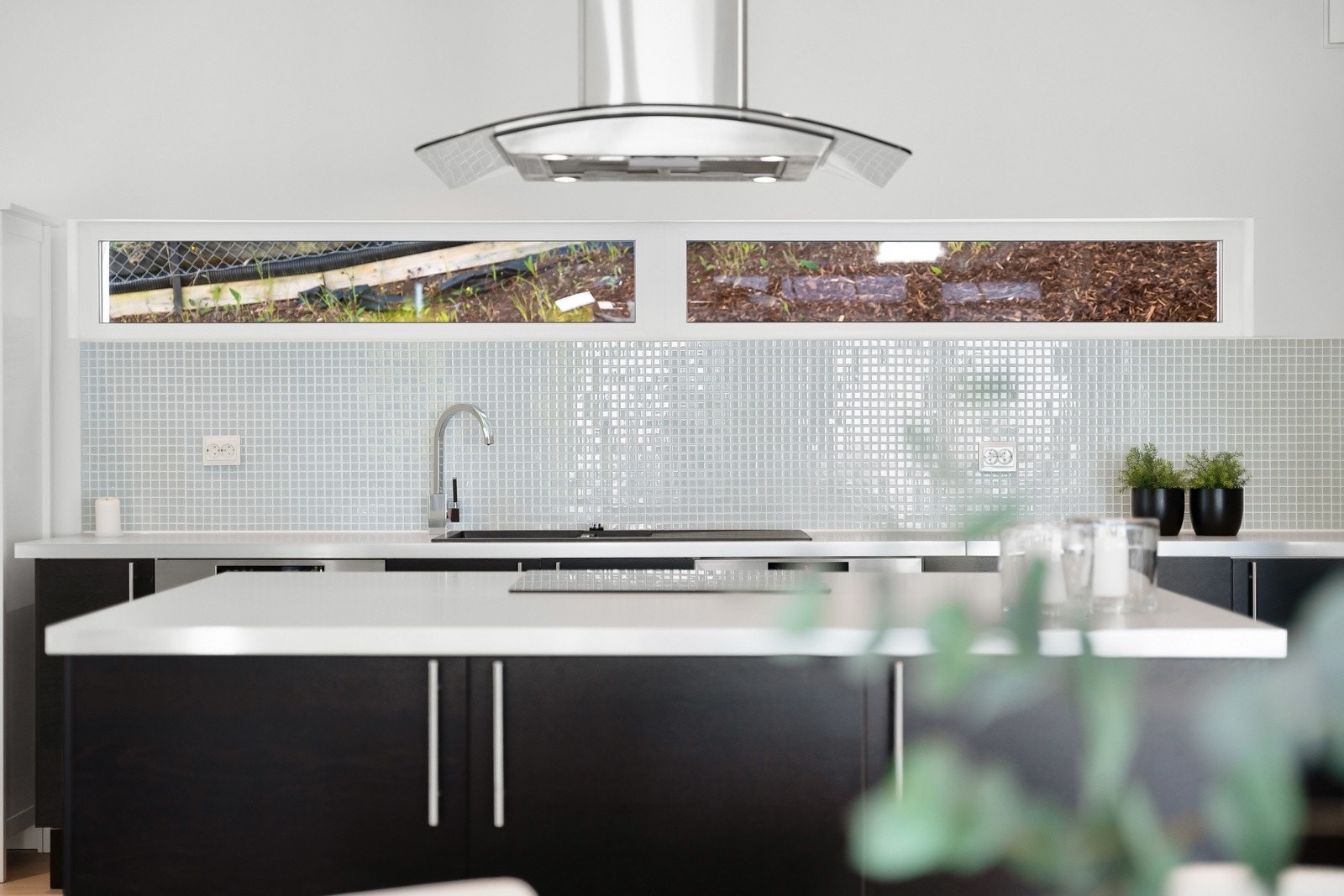 Ventilatoren er fritthengende og har utkast til luftekanal Galleribilde