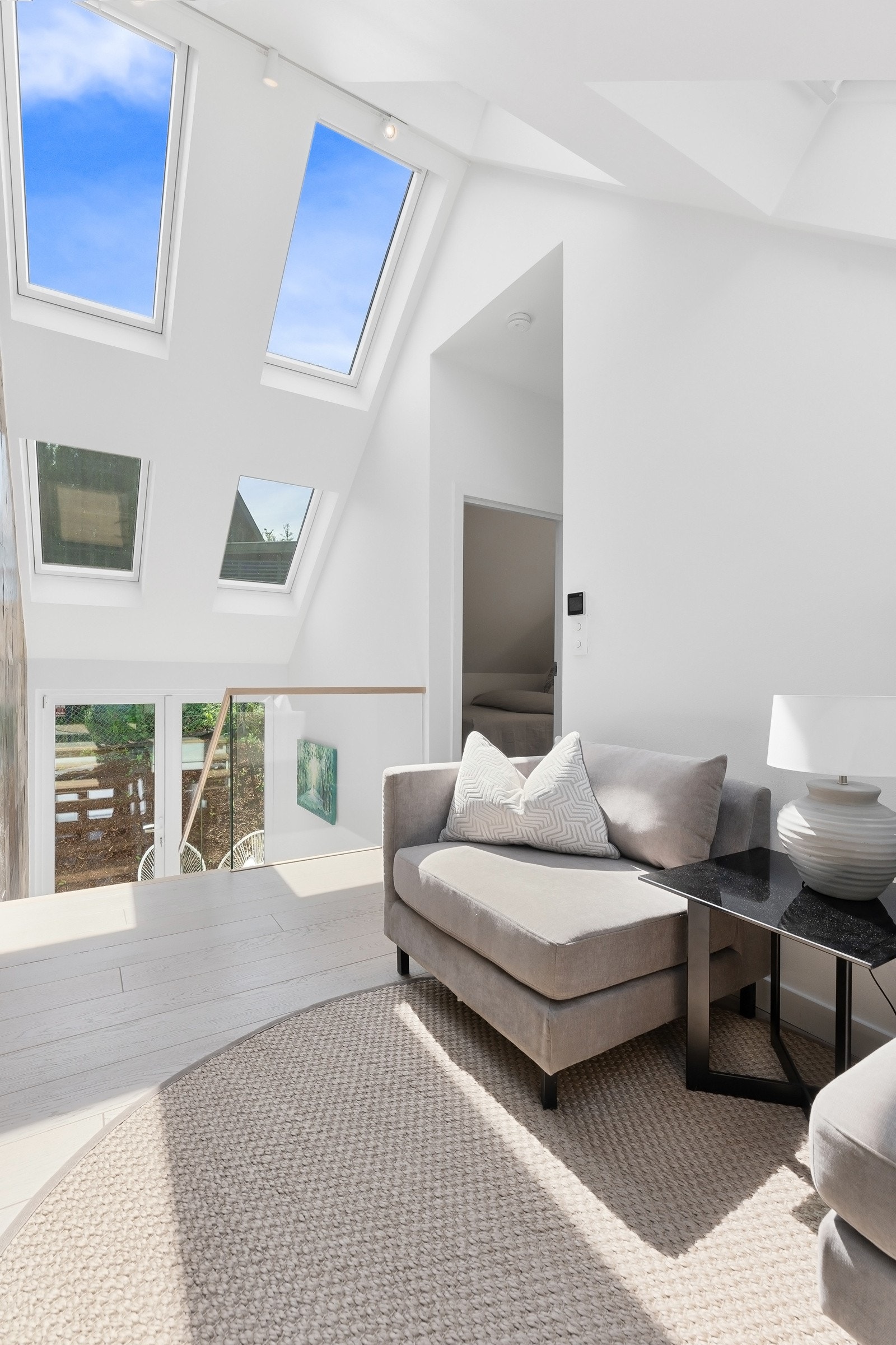 Veggene har en har en lys palett som sammen med åpen løsning mot 2. etasje gir en moderne og luftig atmosfære Galleribilde