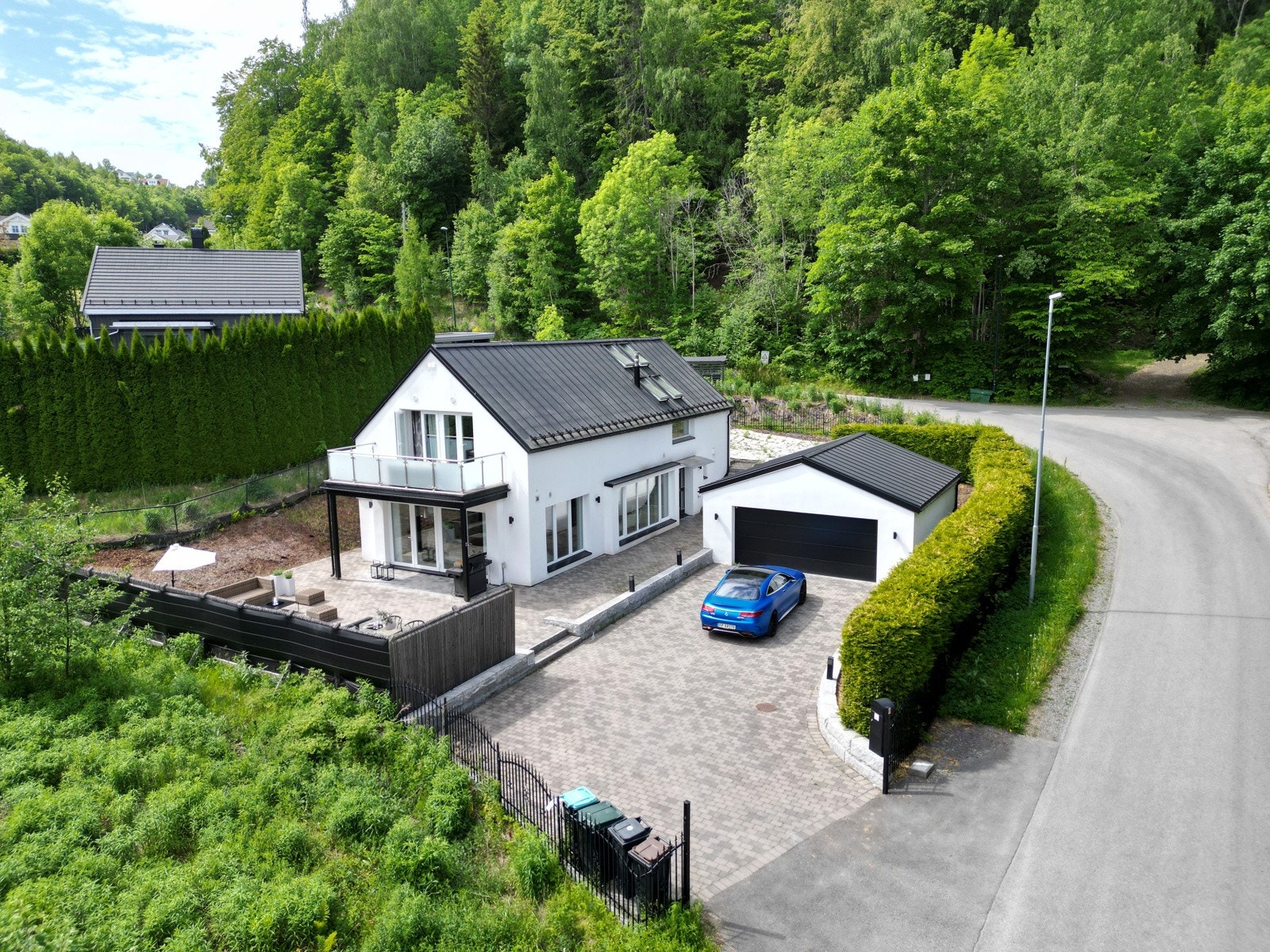 Boligen ligger i stikkvei i et grønt og hyggelig nabolag ved Bjerkås med kort vei til Vollen- og Slemmestad sentrum Galleribilde