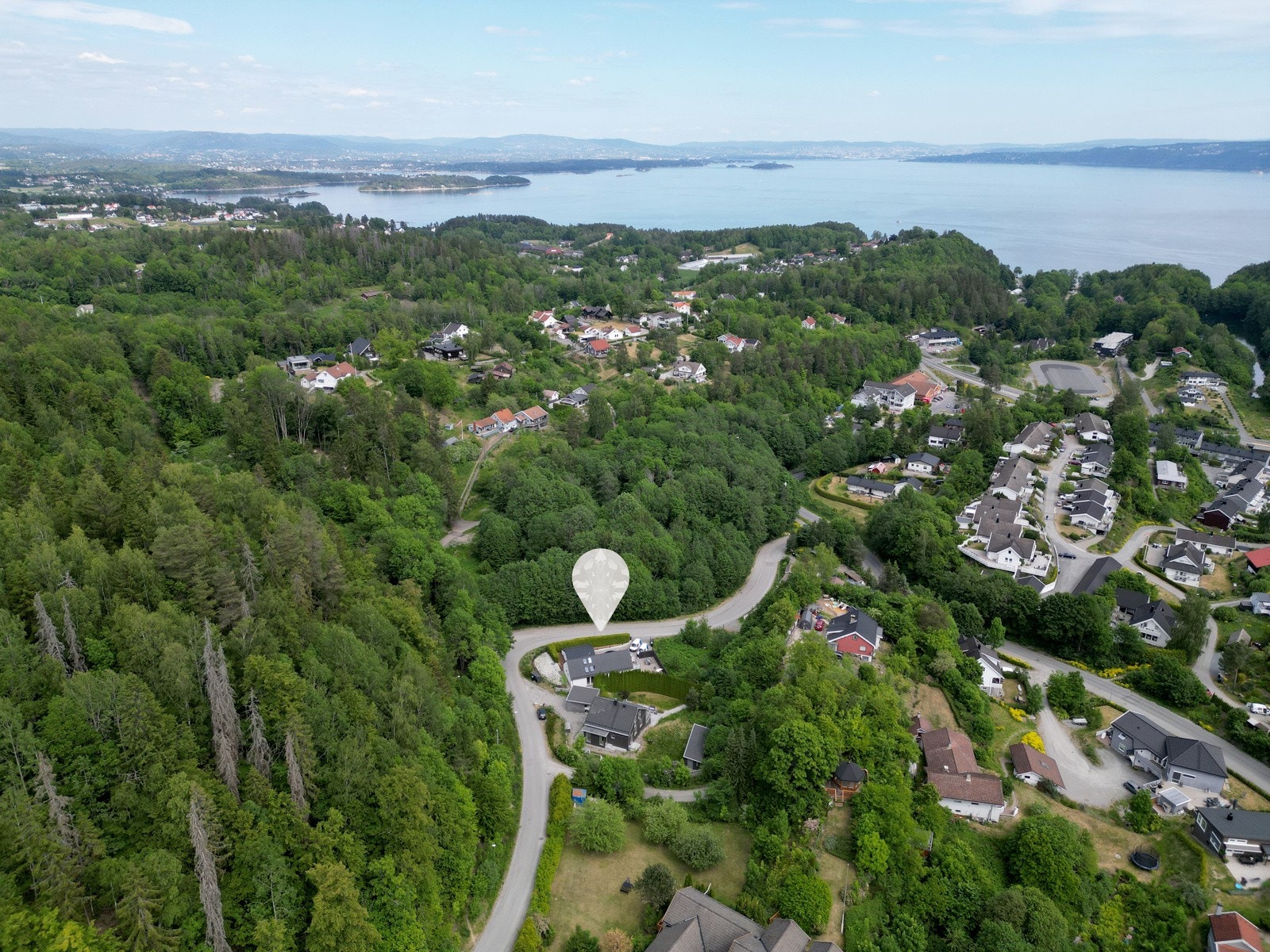 Eiendommen ligger kort fra Vollen som er godt kjent som en idyllisk "sørlandsby" med et godt utvalg spisesteder, strender og mye mer Galleribilde